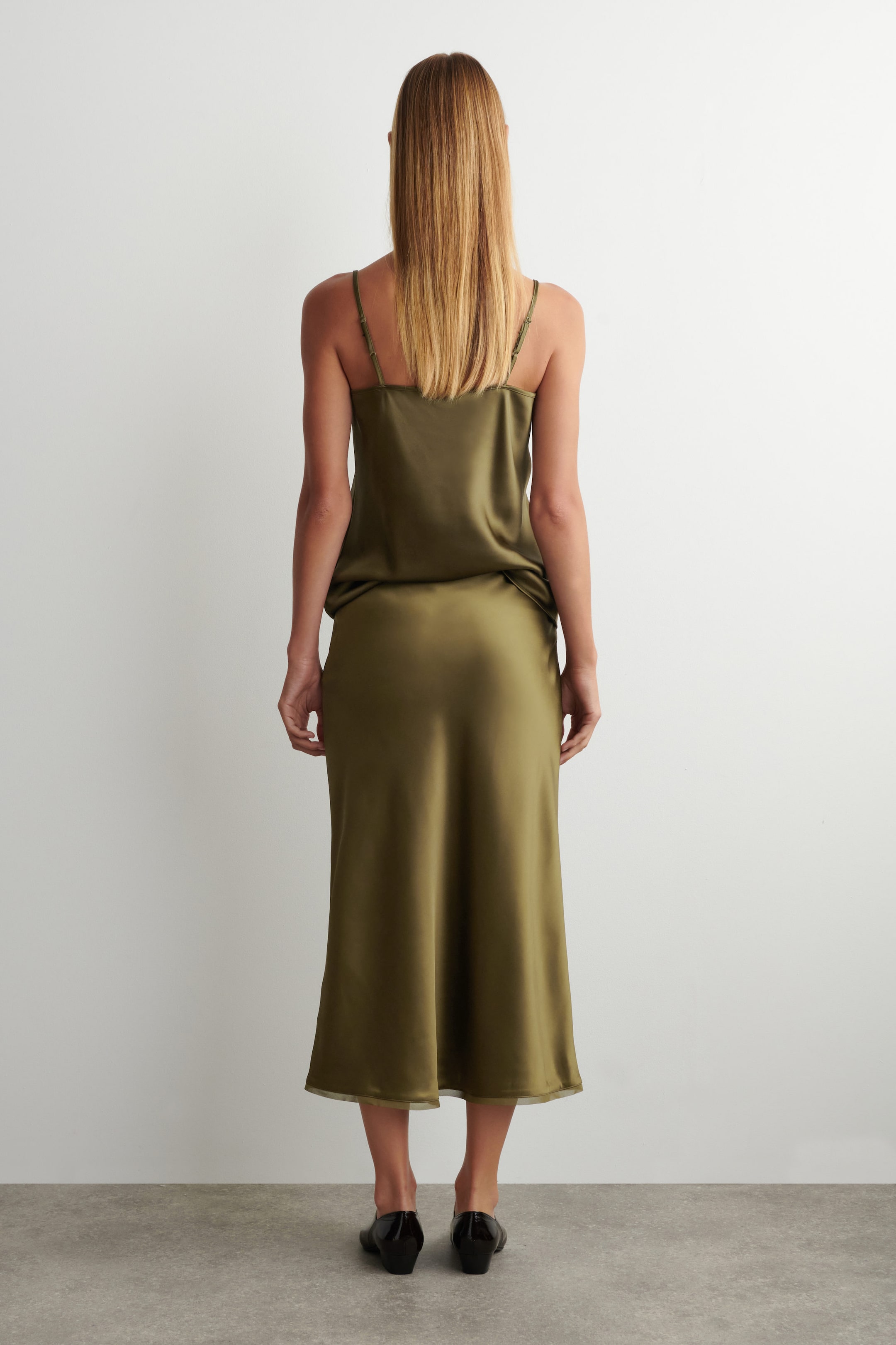 MIDIROCK AUS SATIN MIT SCHRÄGEM STOFFVERLAUF