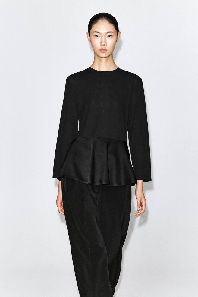 Jerseytopp med sateng og peplum - SVART - 1