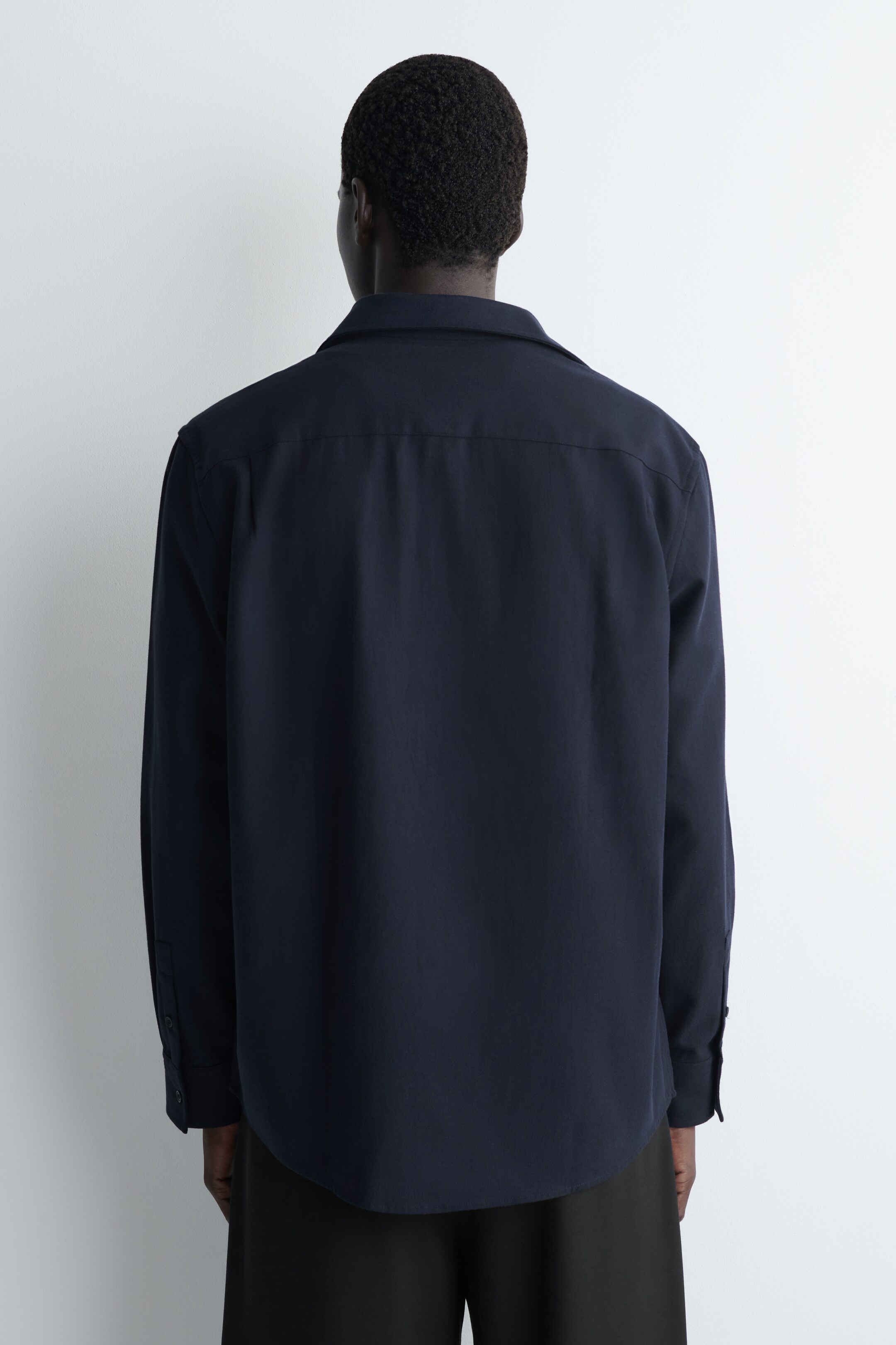 Zobrazit větší obrázek: RELAXOVANÁ KOŠILE Z ČESANÉ SMĚSI BAVLNY - NAVY - MUŽI | H&M CZ 4