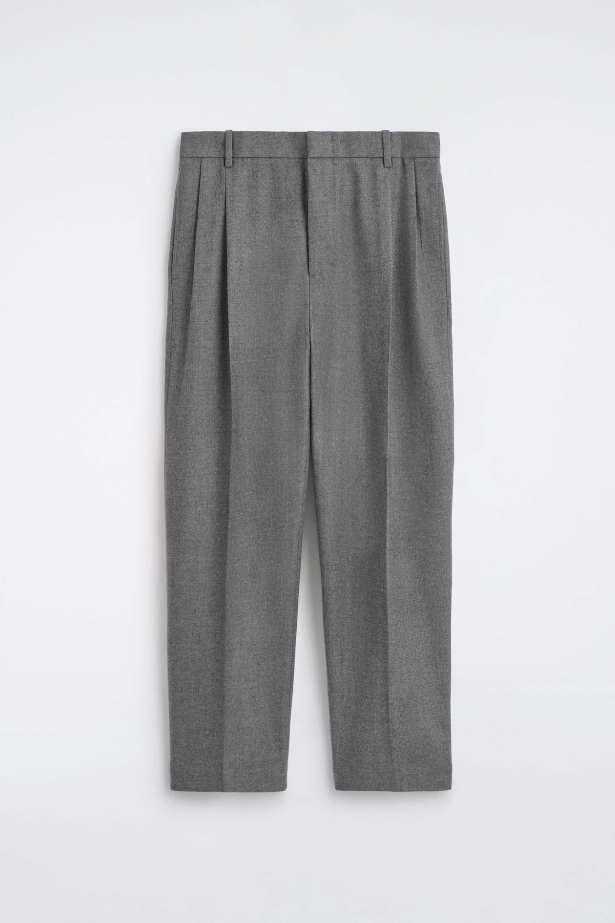Eine graue Plisseehose ist von vorne zu sehen und verfügt über einen strukturierten Bund mit Gürtelschlaufen sowie doppelte Bundfalten auf jeder Seite. Das Design umfasst eine gerade Silhouette mit scharfen Bügelfalten, die mittig über jedes Bein verlaufen.