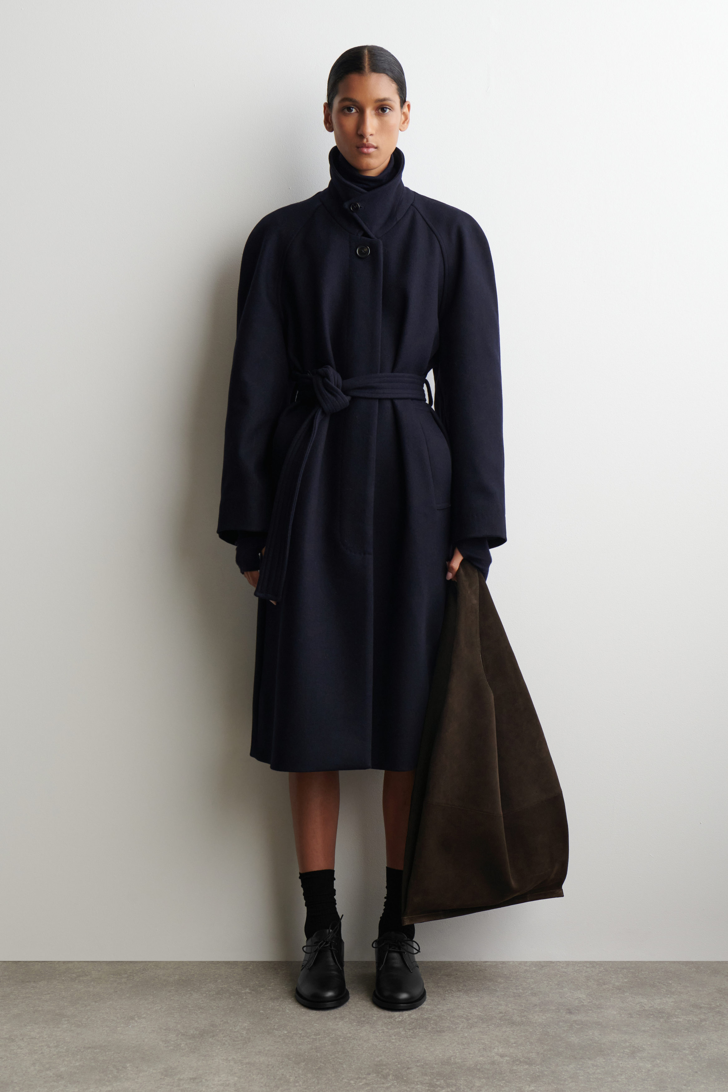 SLOUCHY TOTE - SUEDE - CHOCOLATE | COS US