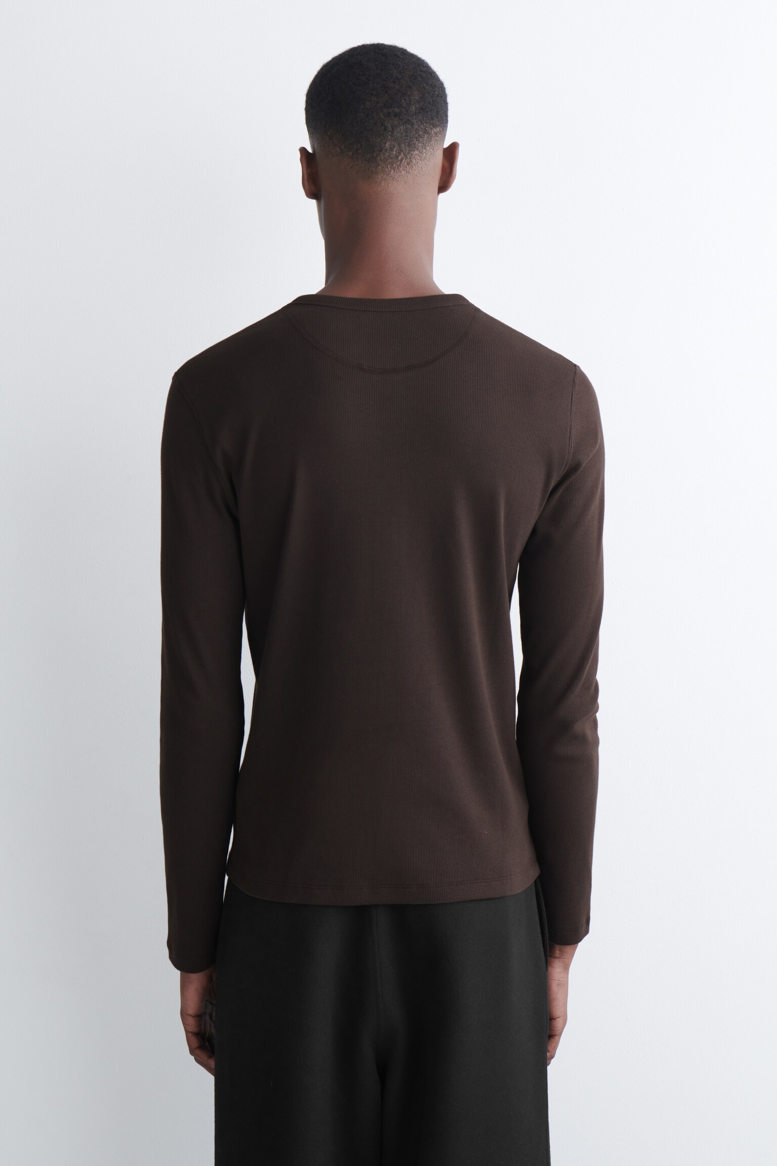 SCHMALES, GERIPPTES LANGARMSHIRT AUS BAUMWOLLE - BRAUN/CREMEWEISS/SCHWARZ - 5