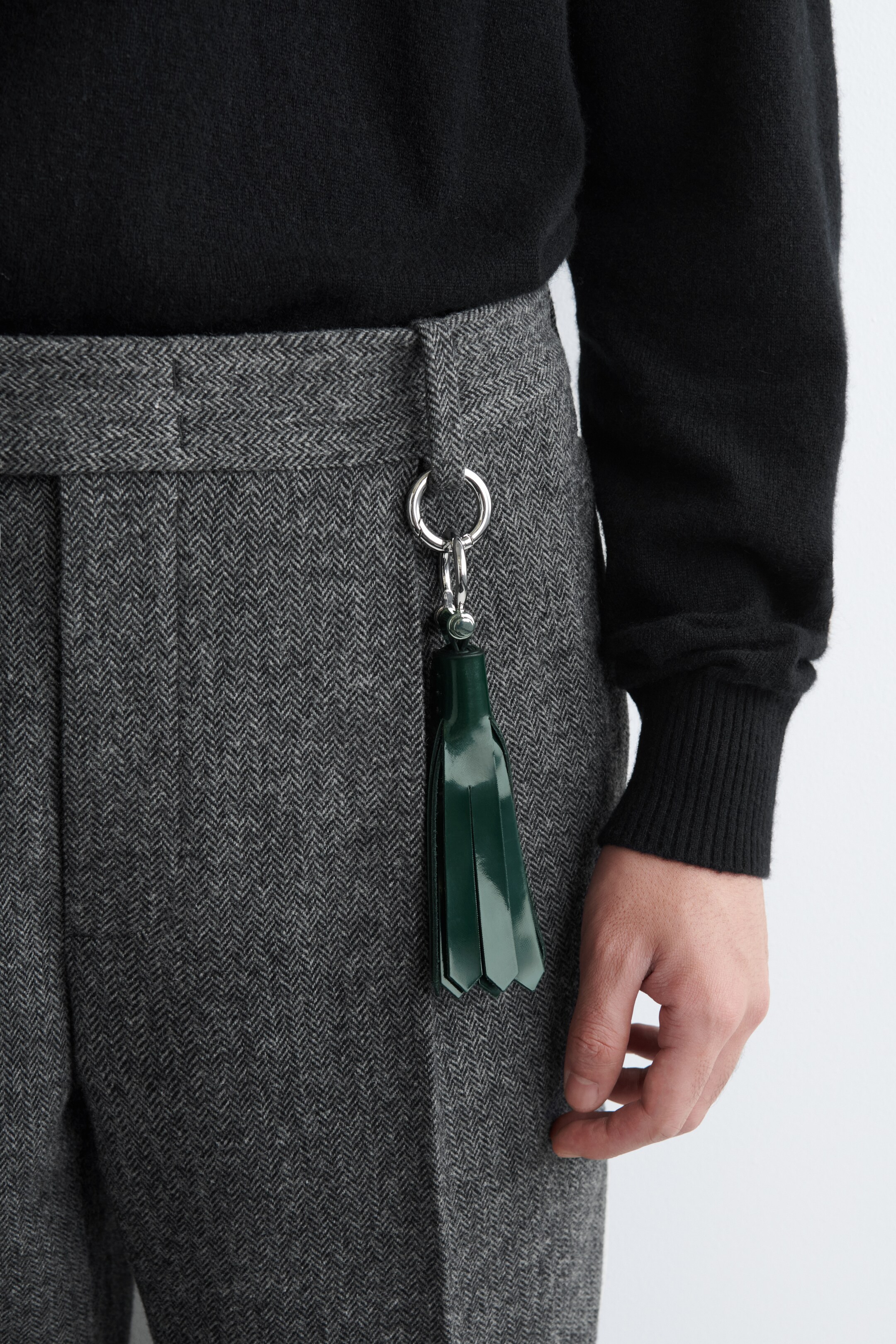 Agrandir l'image: PORTE-CLÉS À POMPON EN CUIR - VERT FONCÉ - HOMME | H&M CH 2
