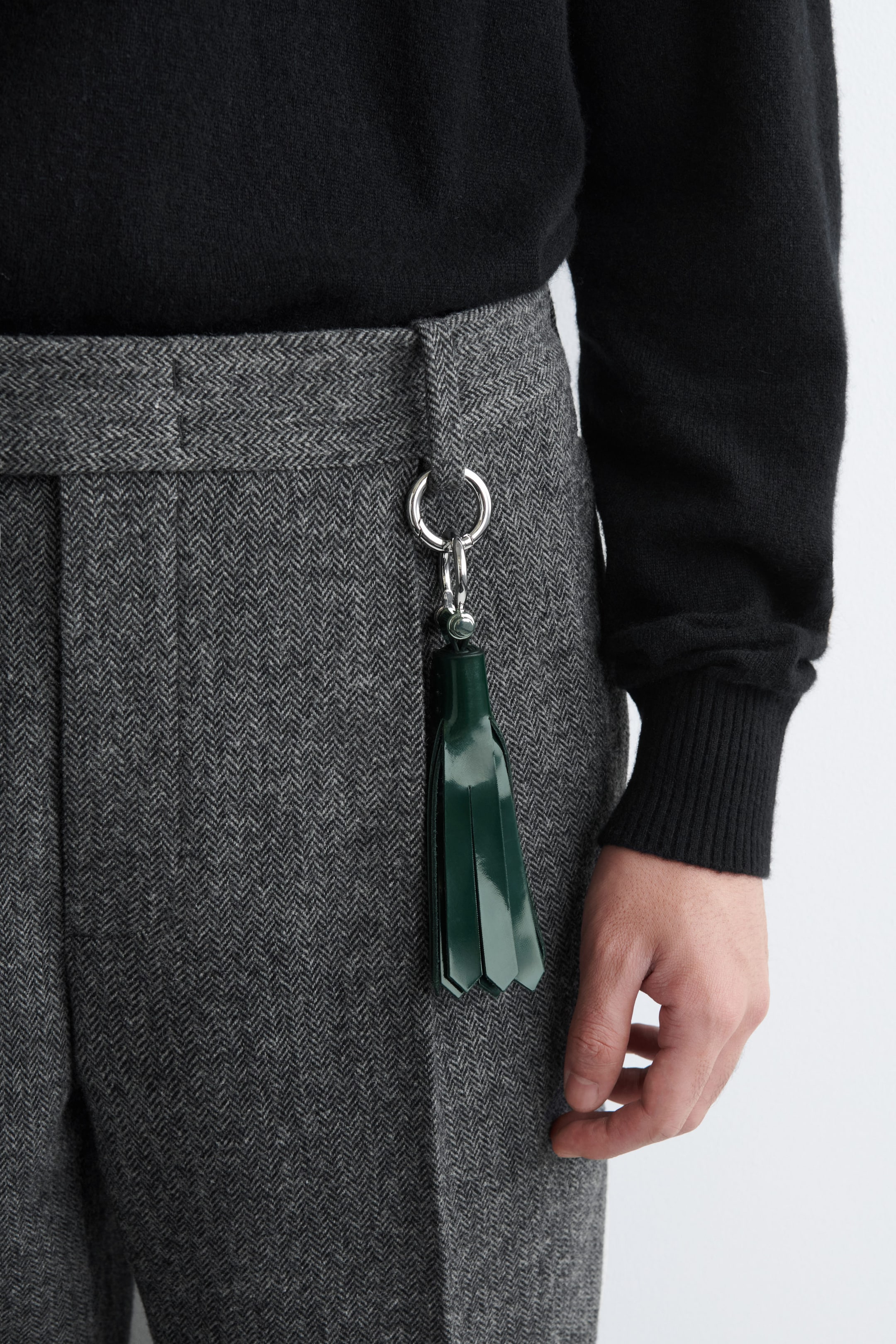 TASSELED LEATHER KEYRING