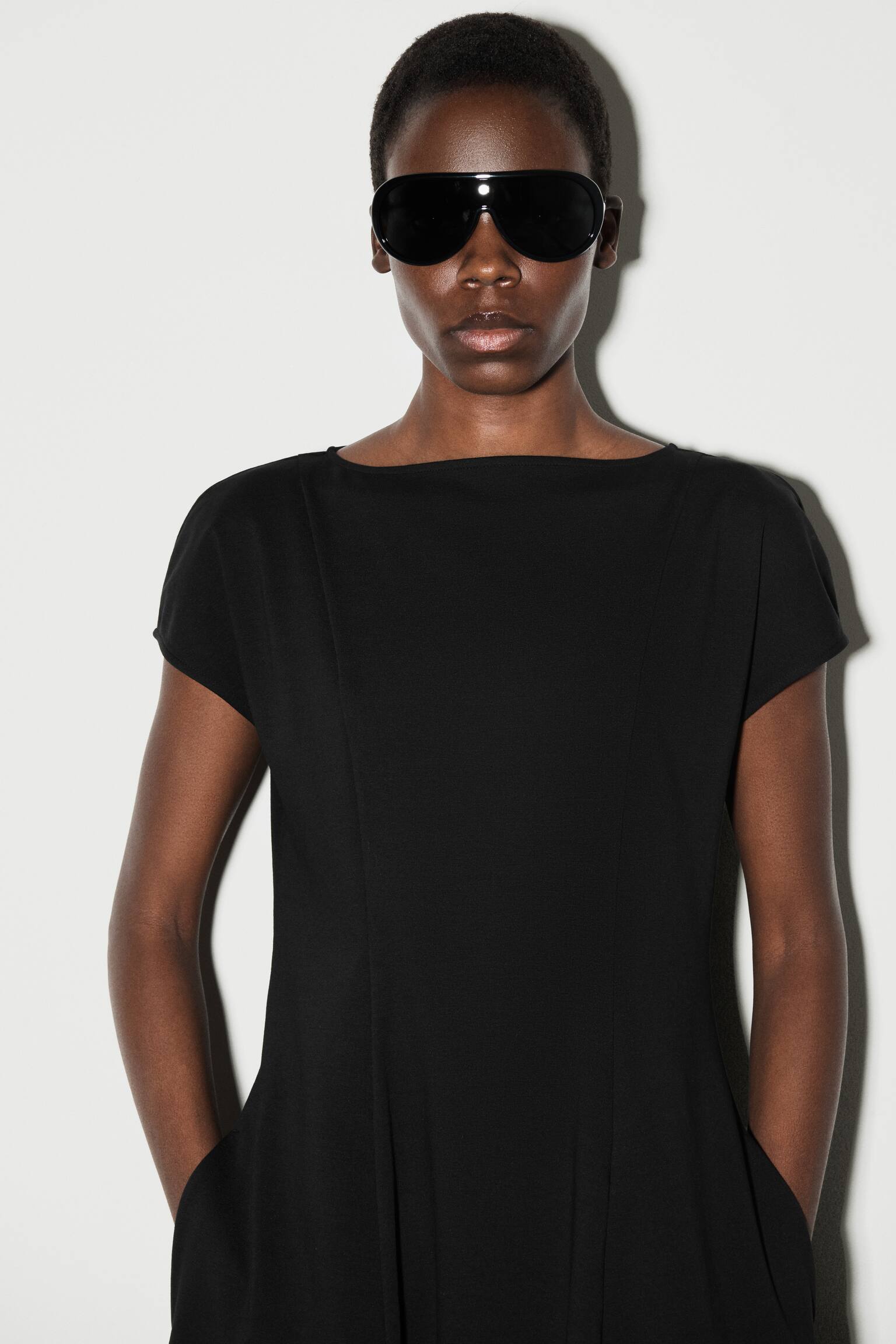 SCULPTURAL JERSEY MIDI DRESS - שחור - 5