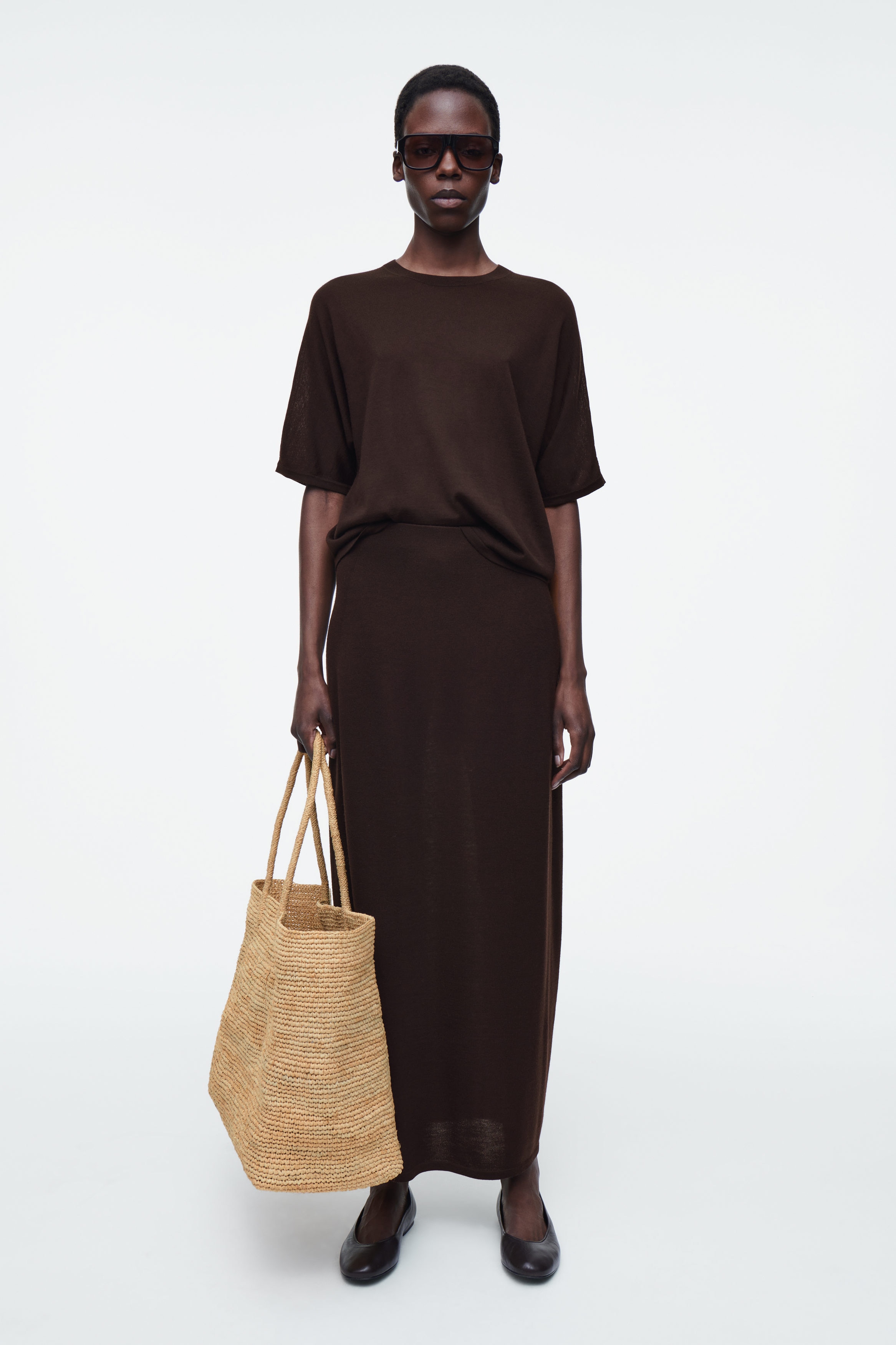 【COS】Oversized Hand Woven Tote Bag OVERSIZED HAND-WOVEN TOTE BAG - RAFFIA - DARK BROWN | COS