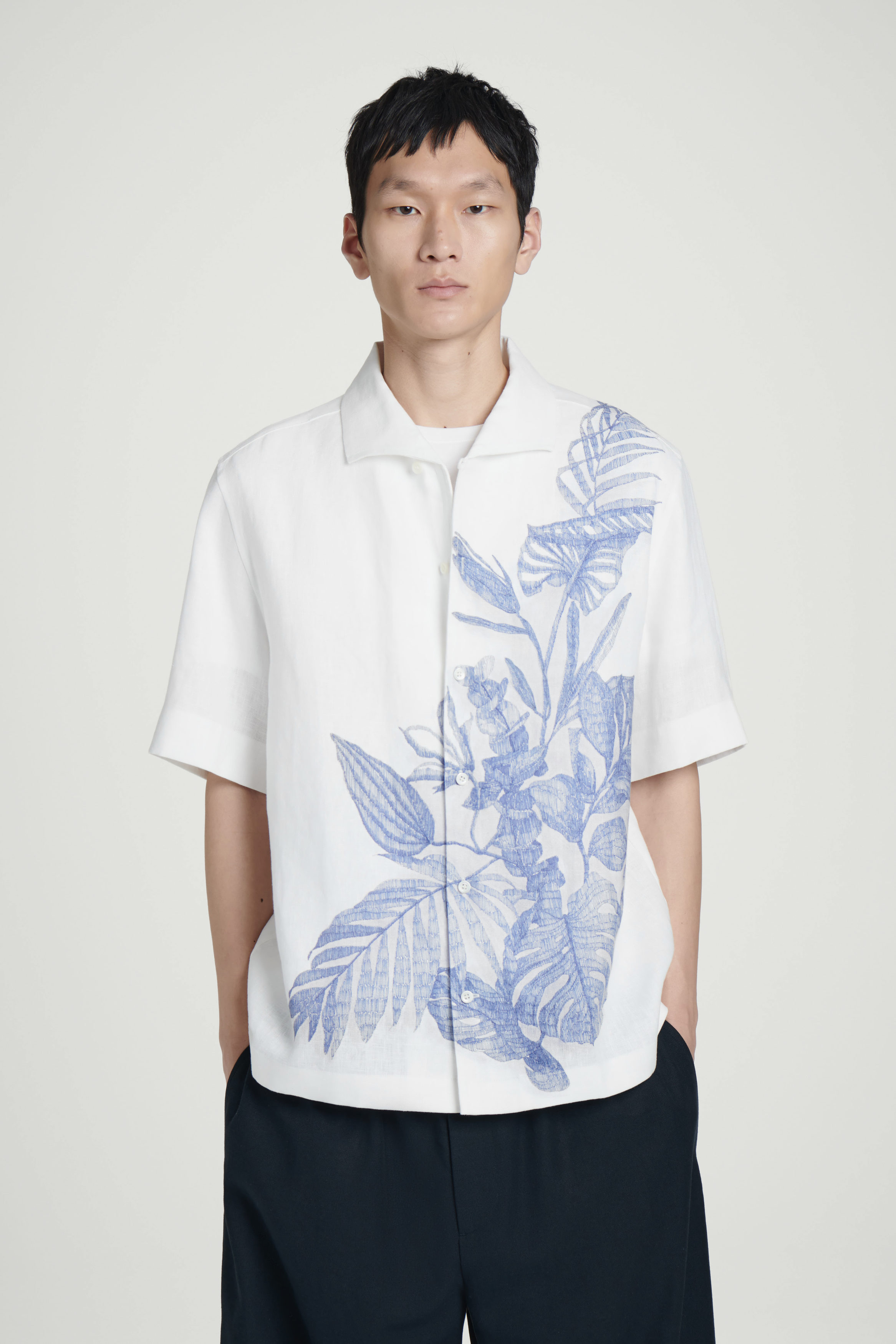 LINEN SHORT-SLEEVED SHIRT - WHITE / BLUE / PRINTED | COS