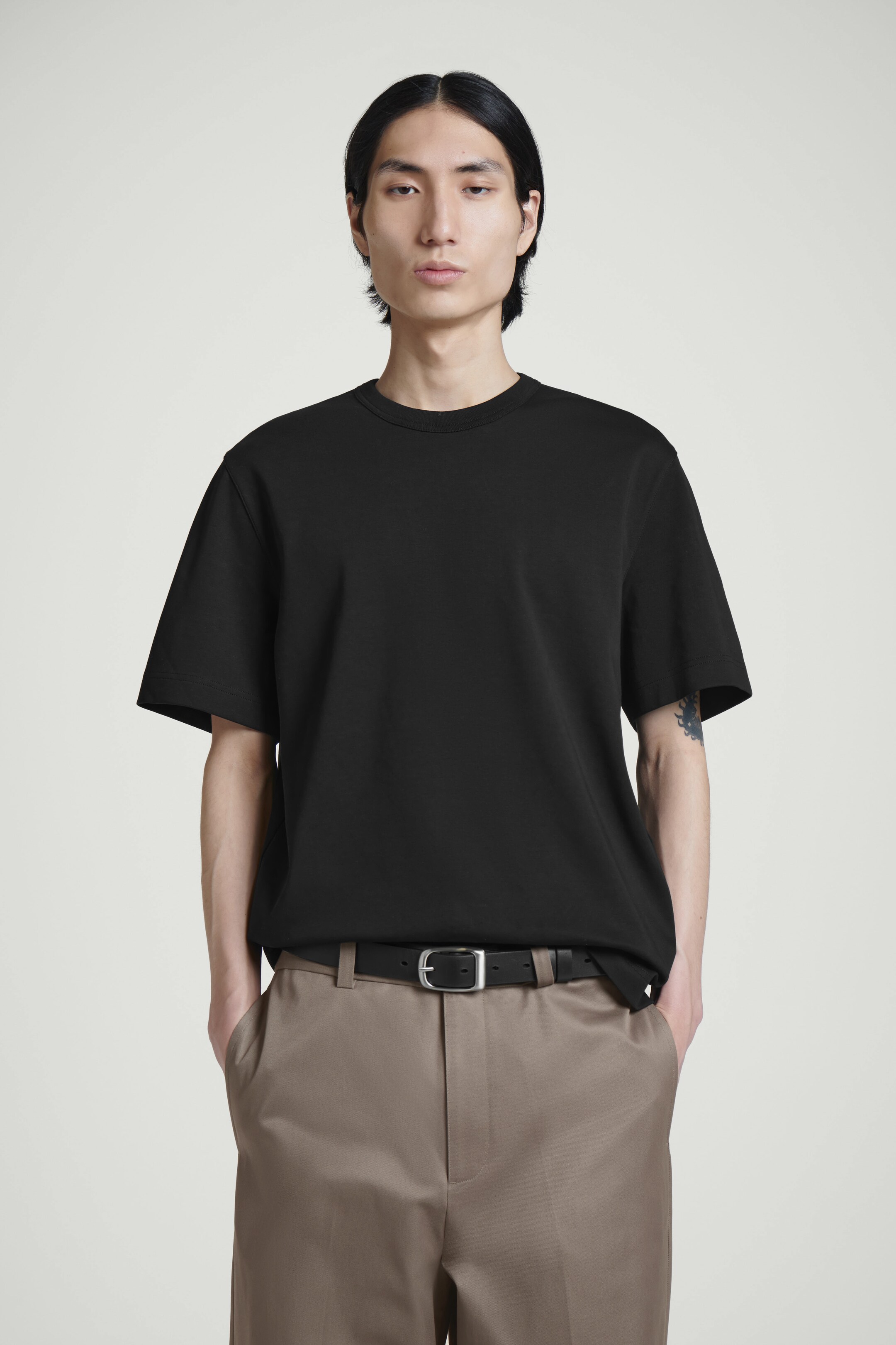 Agrandir l'image: T-SHIRT À COL ROND EN COTON INTERLOCK - NOIR - HOMME | H&M CH 1
