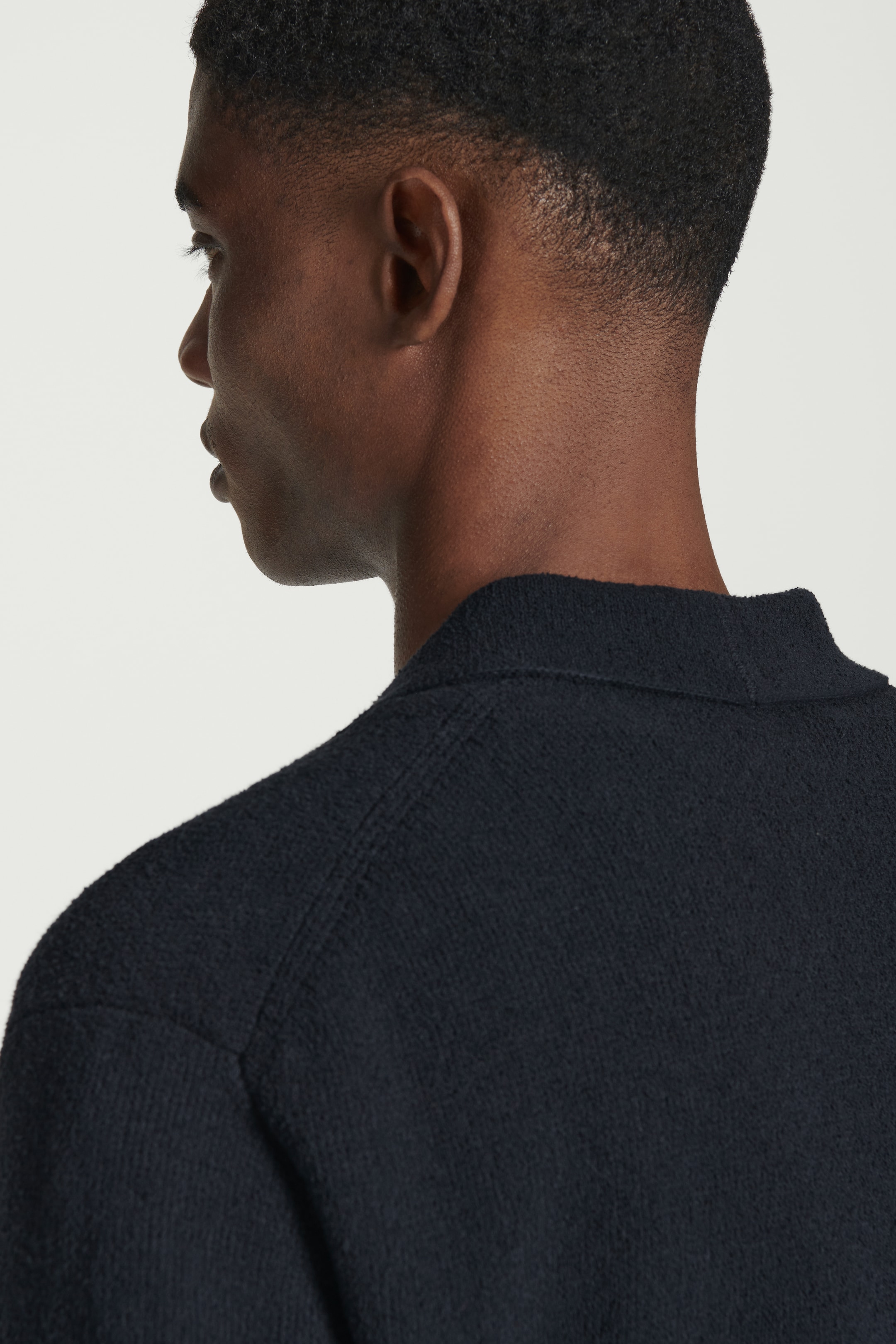 Grösseres Bild ansehen: POLOSHIRT AUS BOUCLÉ-STRICK MIT OFFENEM KRAGEN - NAVYBLAU - HERREN | H&M CH 4