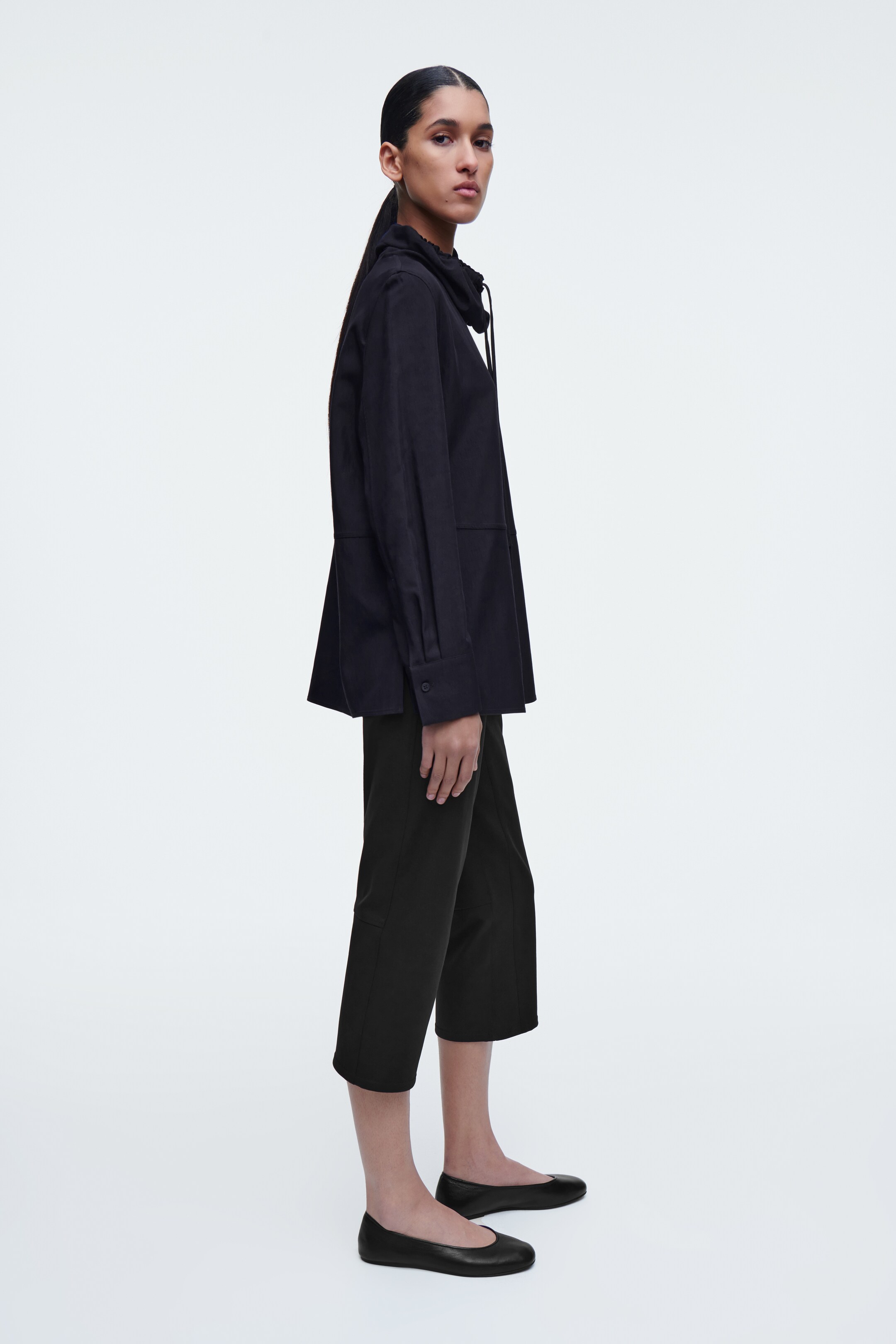 Zobrazit větší obrázek: TOP S VÝSTŘIHEM NA STAŽENÍ - TMAVĚ MODRÁ - ŽENY | H&M CZ 6