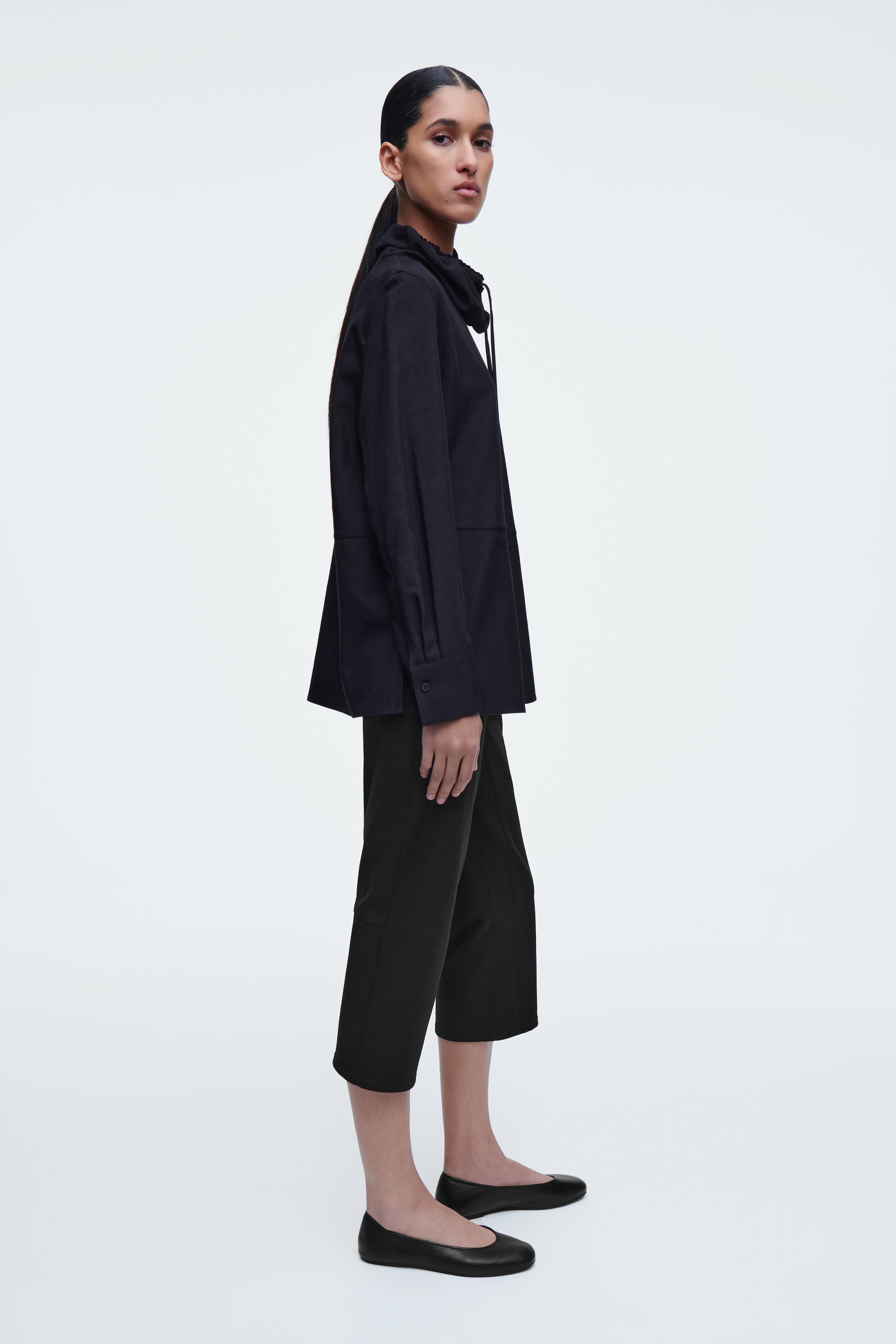 Visa större bild: TOPP MED DRAGSKO I KRAGEN - MARINBLÅ - DAM | H&M SE 3