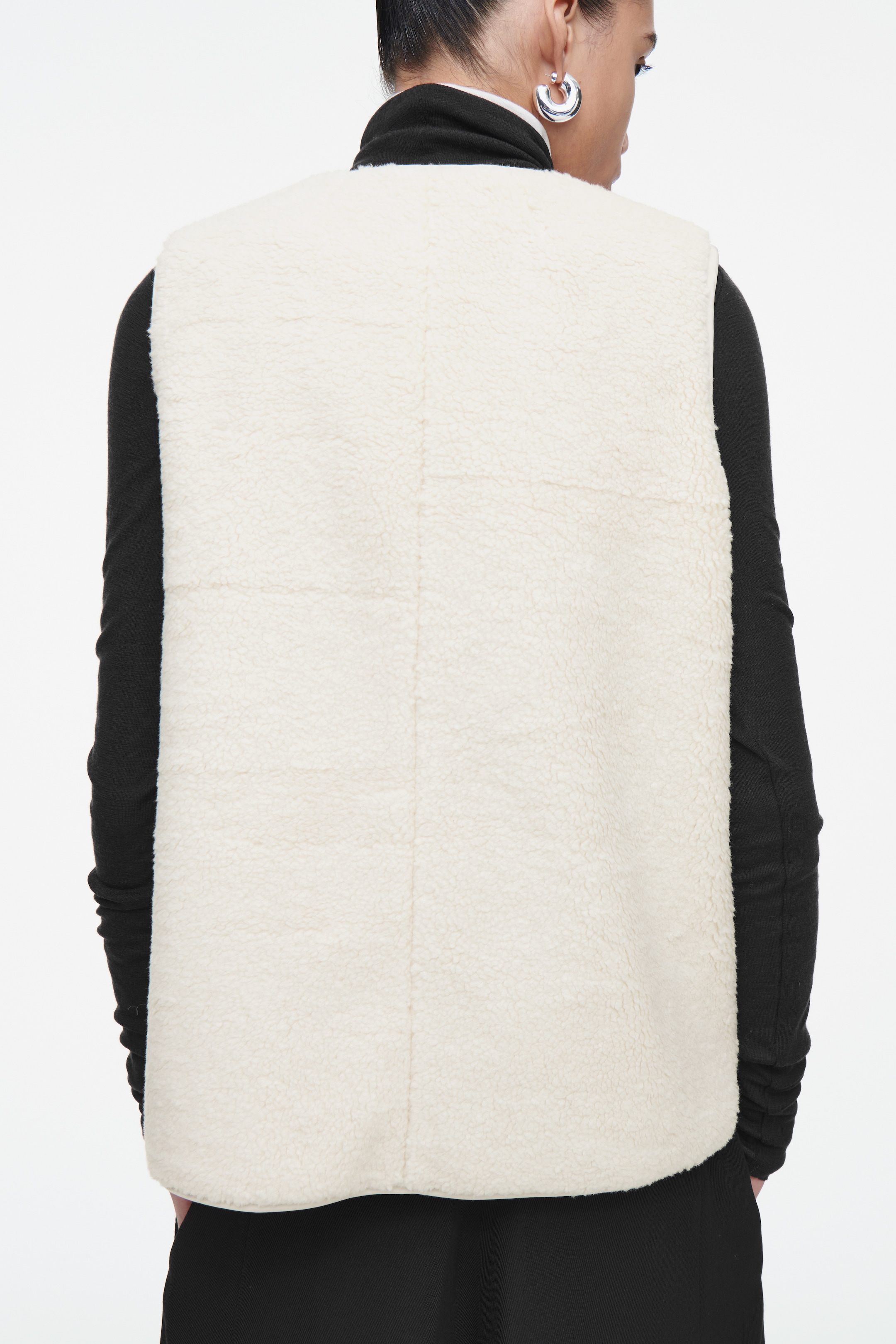 Größeres Bild ansehen: OVERSIZED-WESTE AUS KUNSTLAMMFELL - ELFENBEIN - Ladies | H&M DE 4