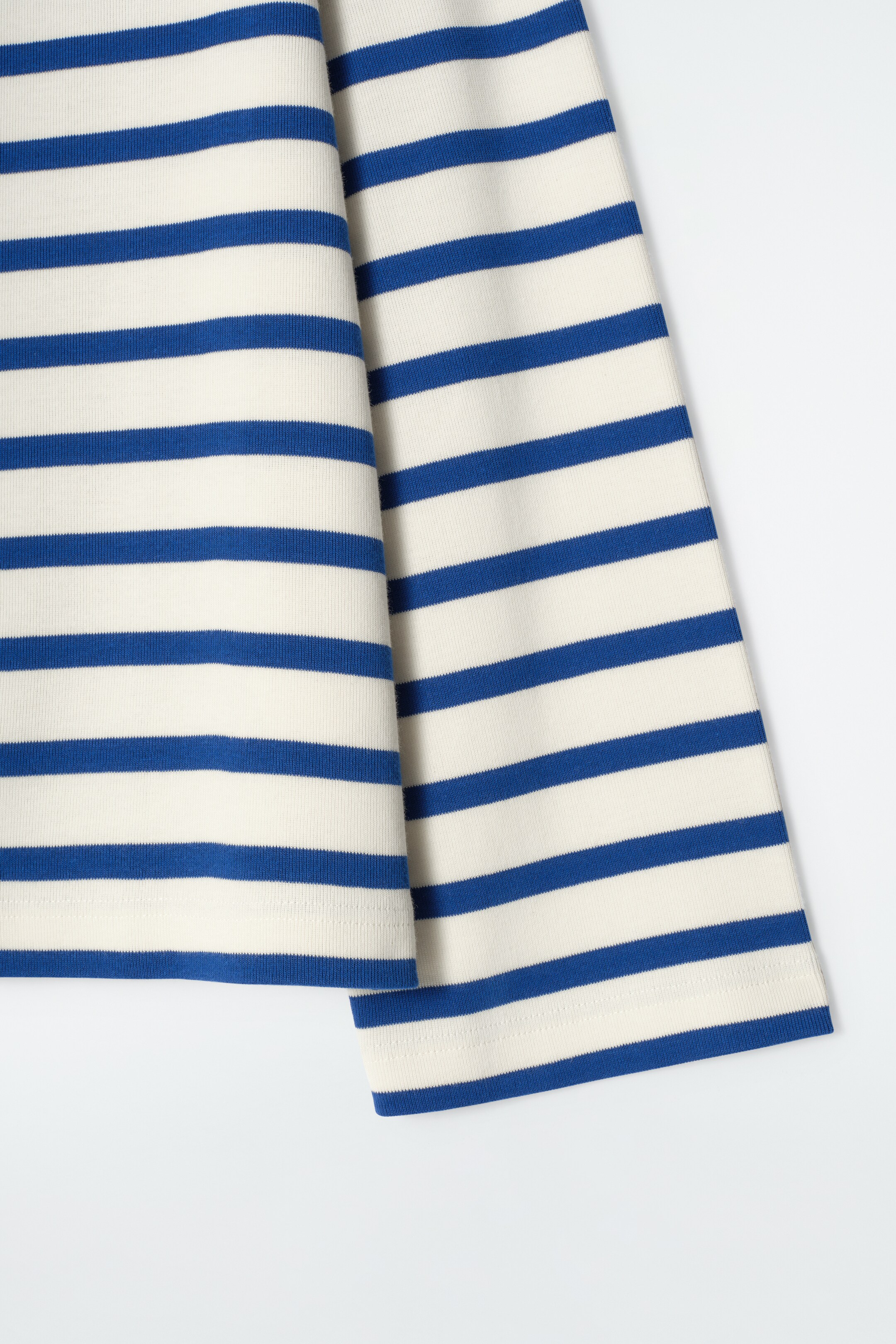 Zobraziť väčší obrázok: PRUHOVANÉ TRIČKO S LODENÝM VÝSTRIHOM - BIELA / PRÚŽKOVANÁ - ŽENY | H&M SK 5