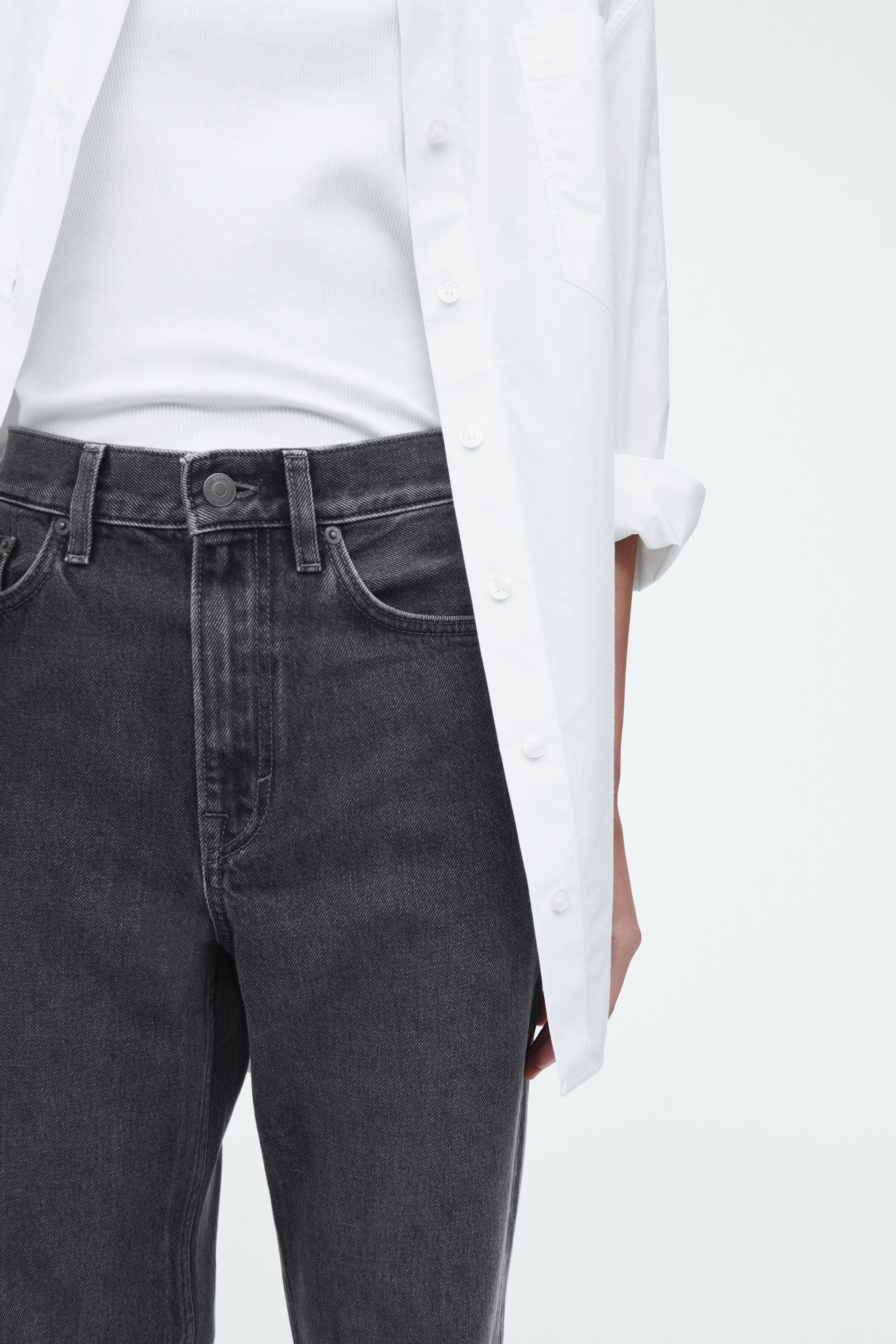 Größeres Bild anzeigen: COLUMN JEANS MIT GERADEM BEIN - VERBLASSTES SCHWARZ - Ladies | H&M AT 4