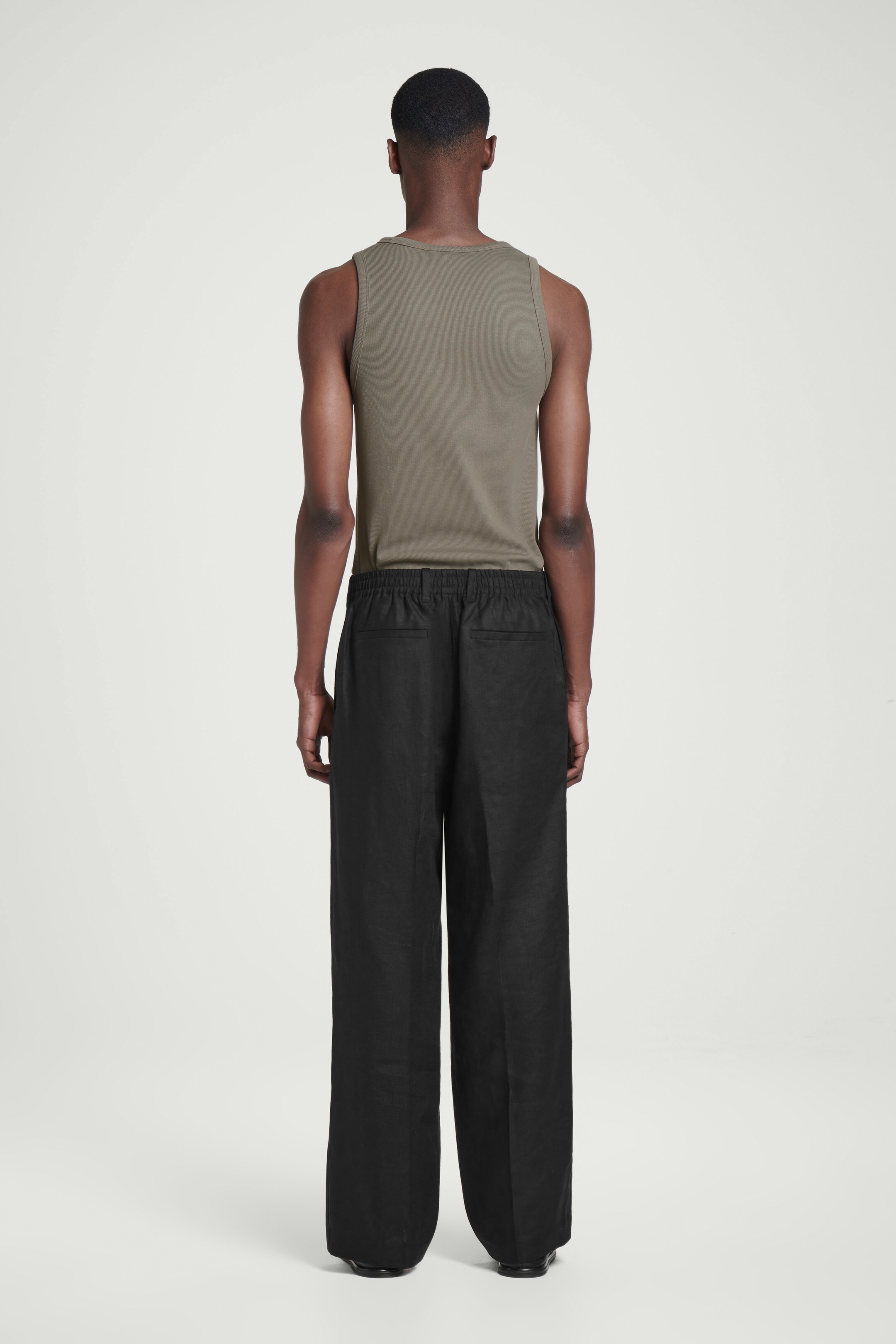 Zobrazit větší obrázek: ÚZKÝ ŽEBROVANÝ BAVLNĚNÝ TÍLKO - TMAVÁ KRTKOVÁ - MUŽI | H&M CZ 2