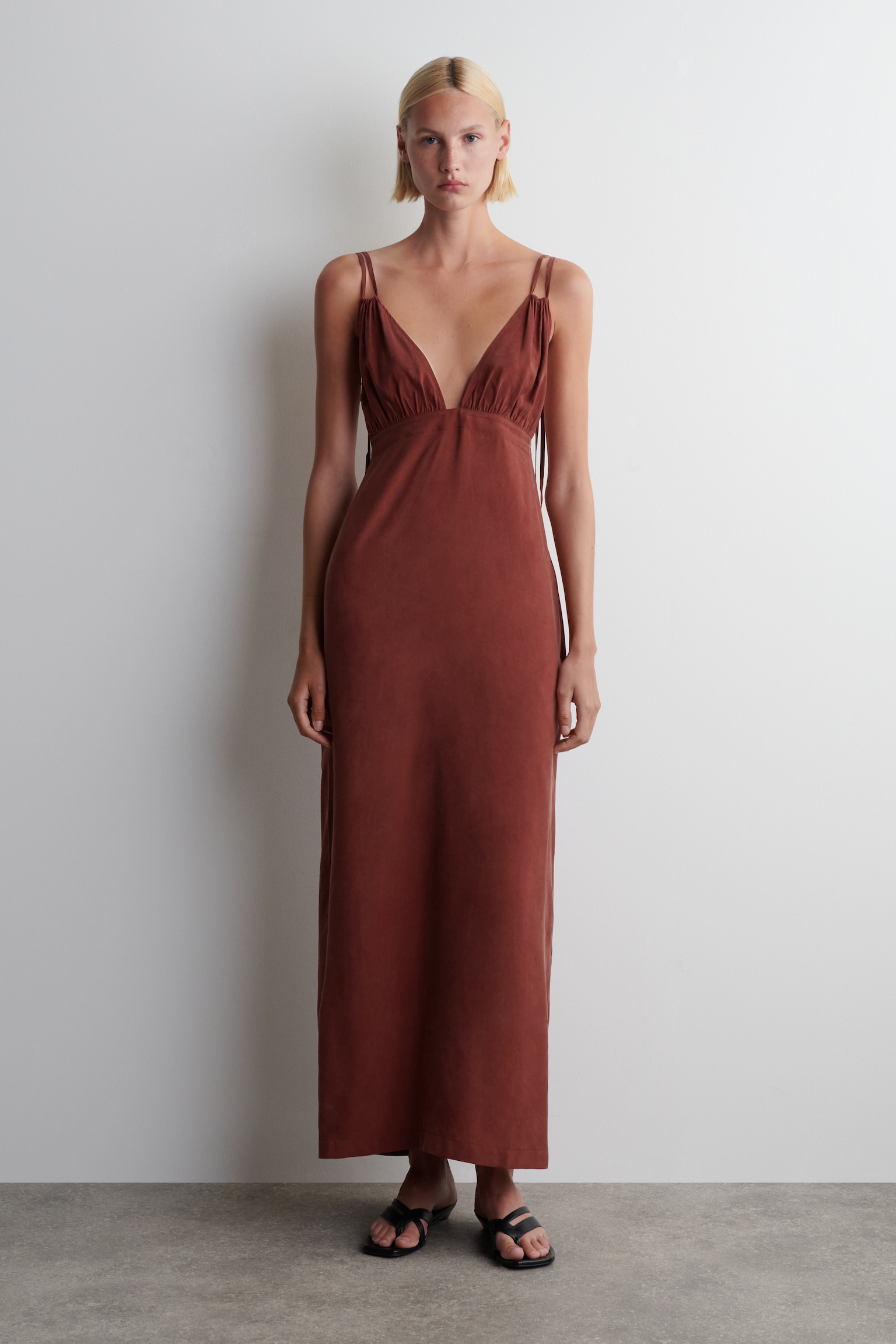 MAXIKLEID MIT RAFFUNGEN UND V-AUSSCHNITT - DUNKELROT/SCHWARZE WASCHUNG