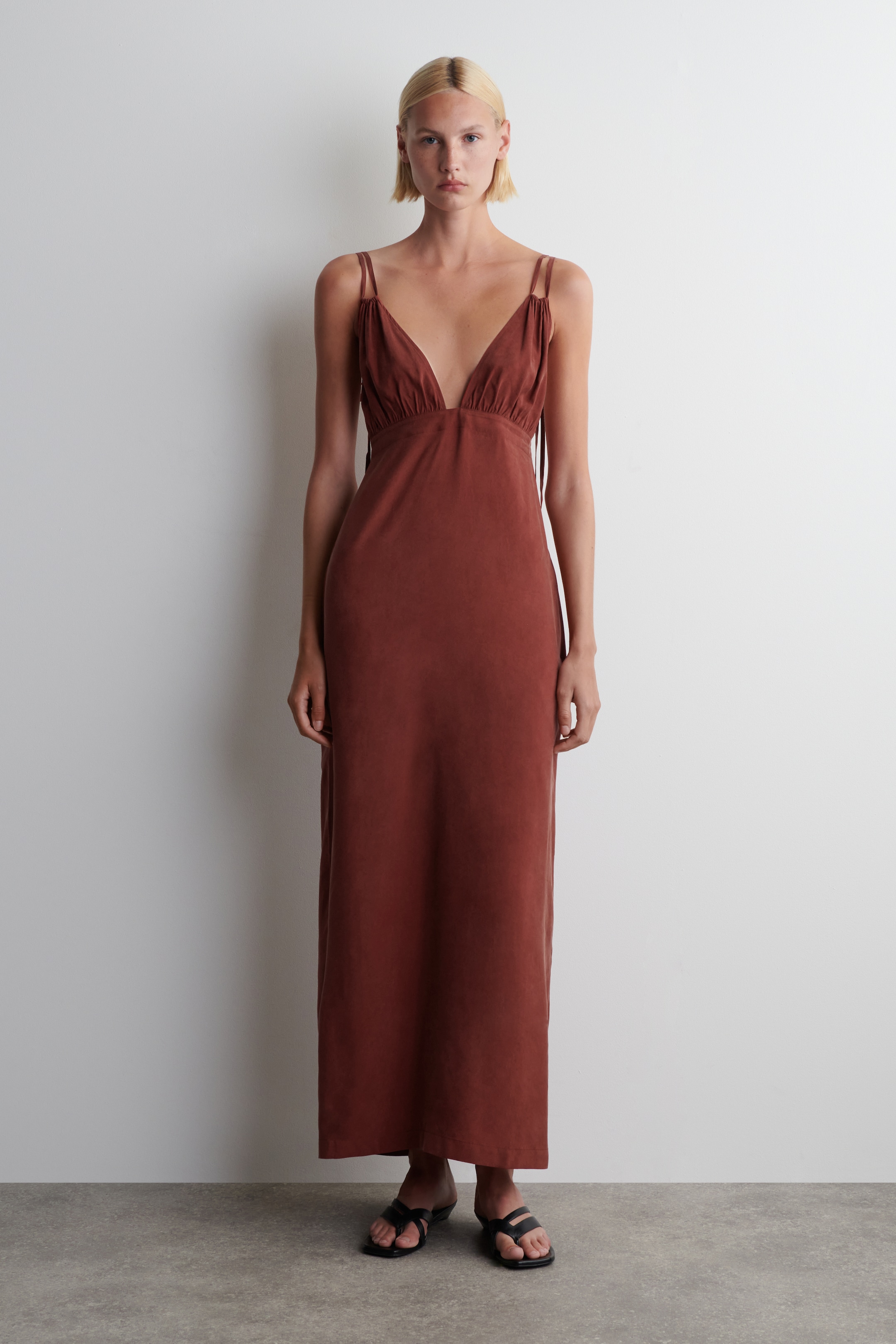 Agrandir l'image: ROBE LONGUE FRONCÉE COL EN V - ROUGE PROFOND - FEMME | H&M BE 1