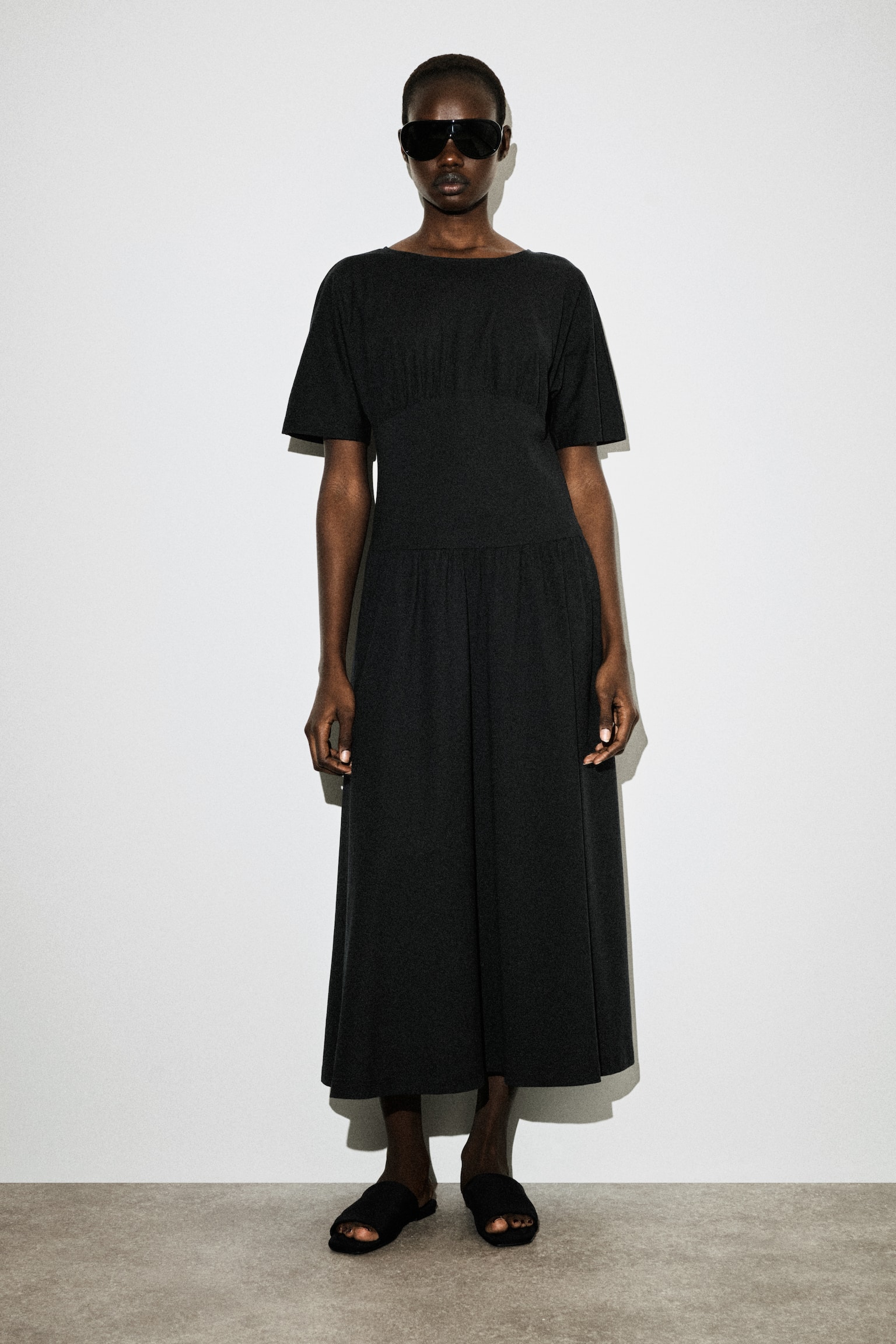 שמלת מידי מכותנה עם הדגשה במותן - שחור/צהוב חמאה - 1