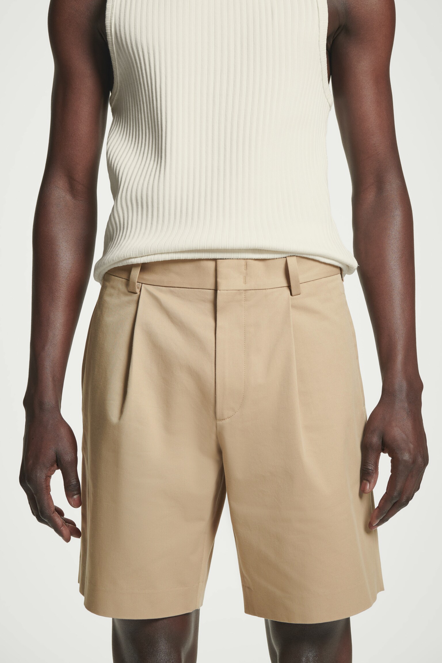 PANTALÓN CHINO CORTO - BEIGE/NEGRO - 3