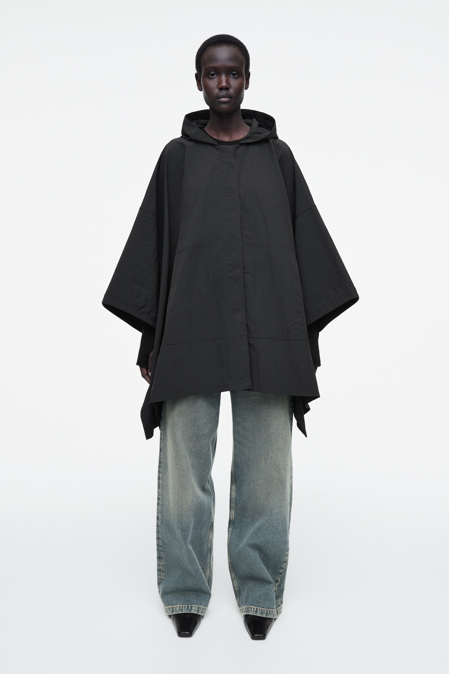 CAPA GABARDINA CON CAPUCHA - NEGRO