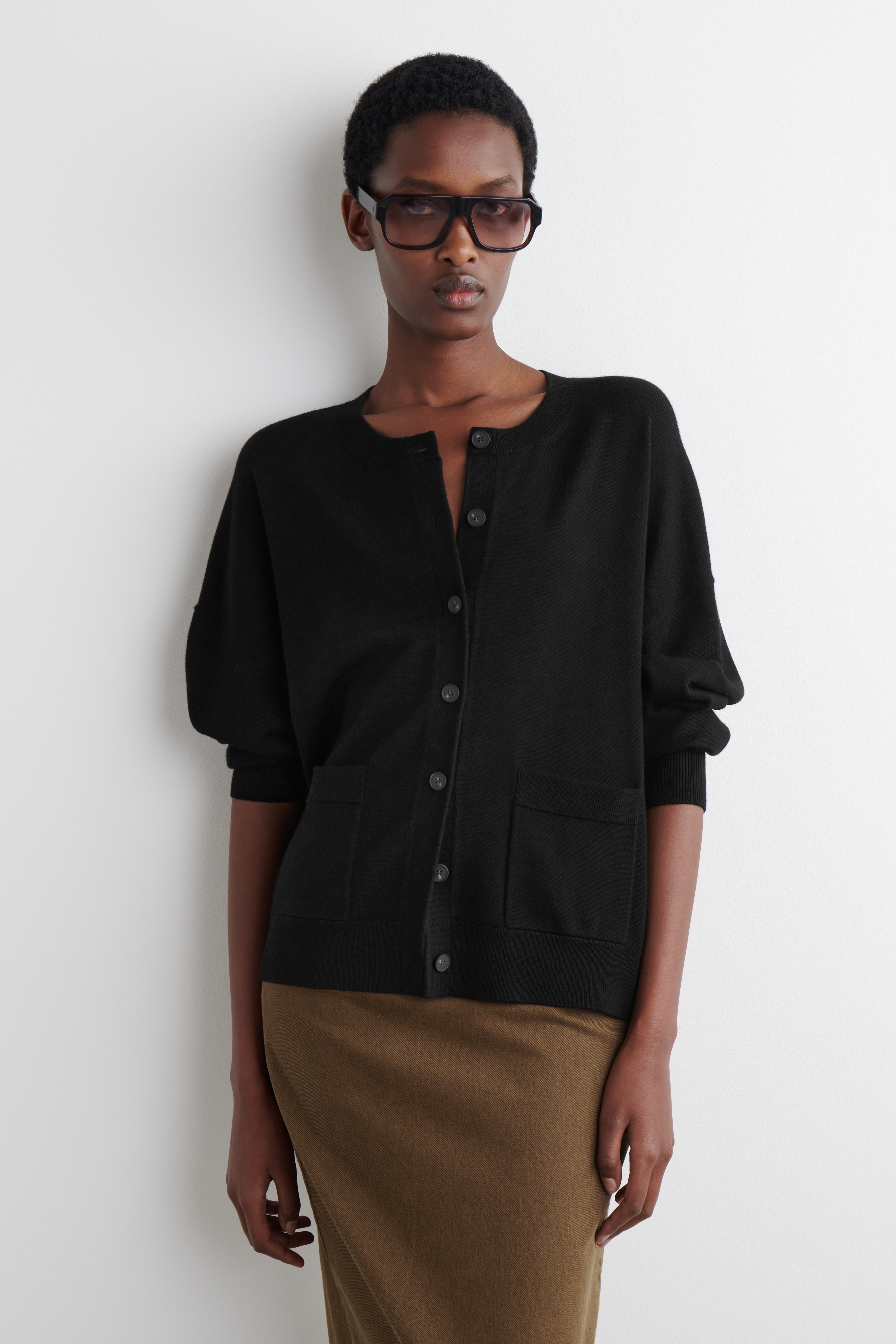 MERINÓ GYAPJÚ KEREKNYAKÚ KARDIGÁN - FEKETE