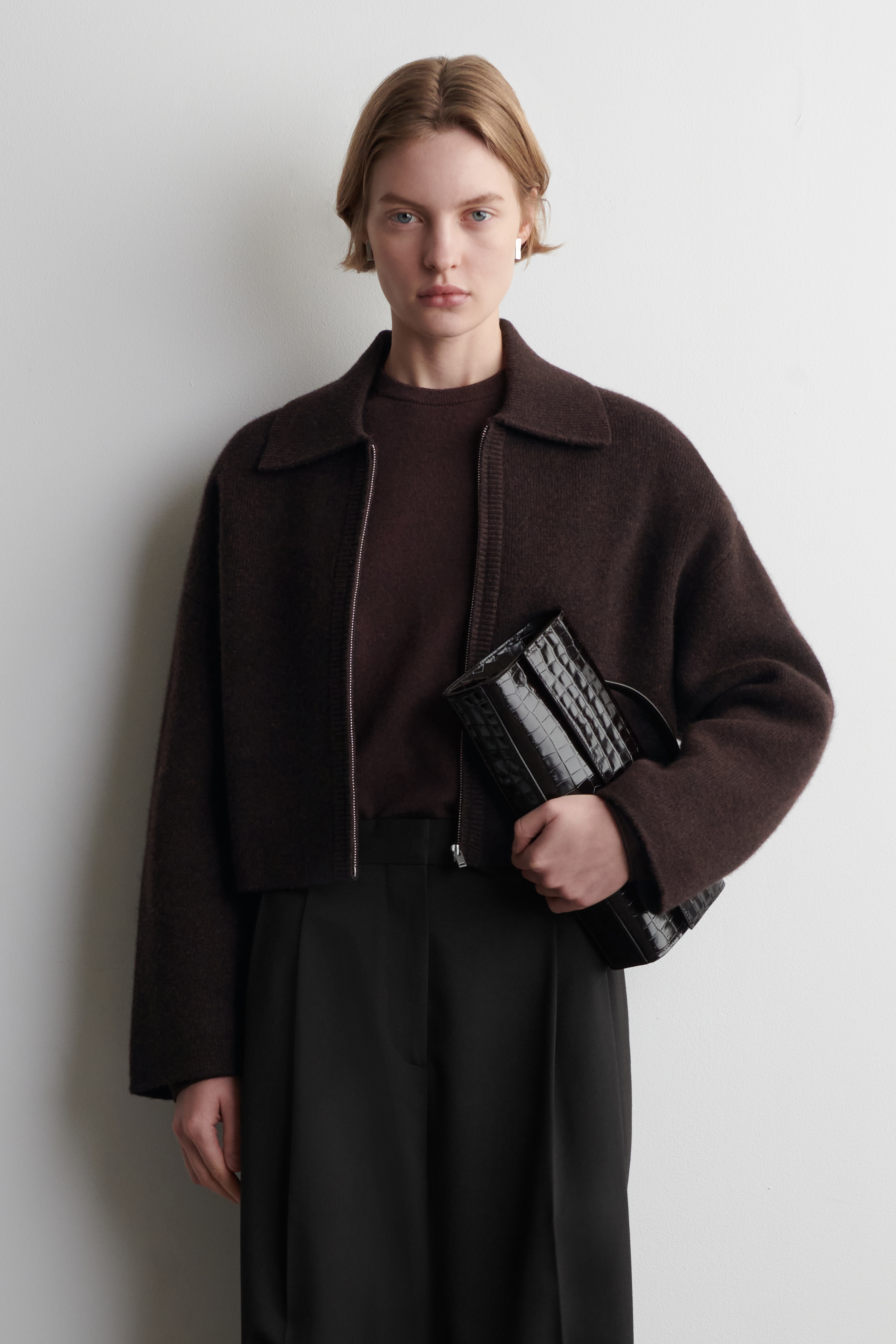 CROPPED KNITTED MERINO WOOL JACKET - MELERET MØRKEBRUN
