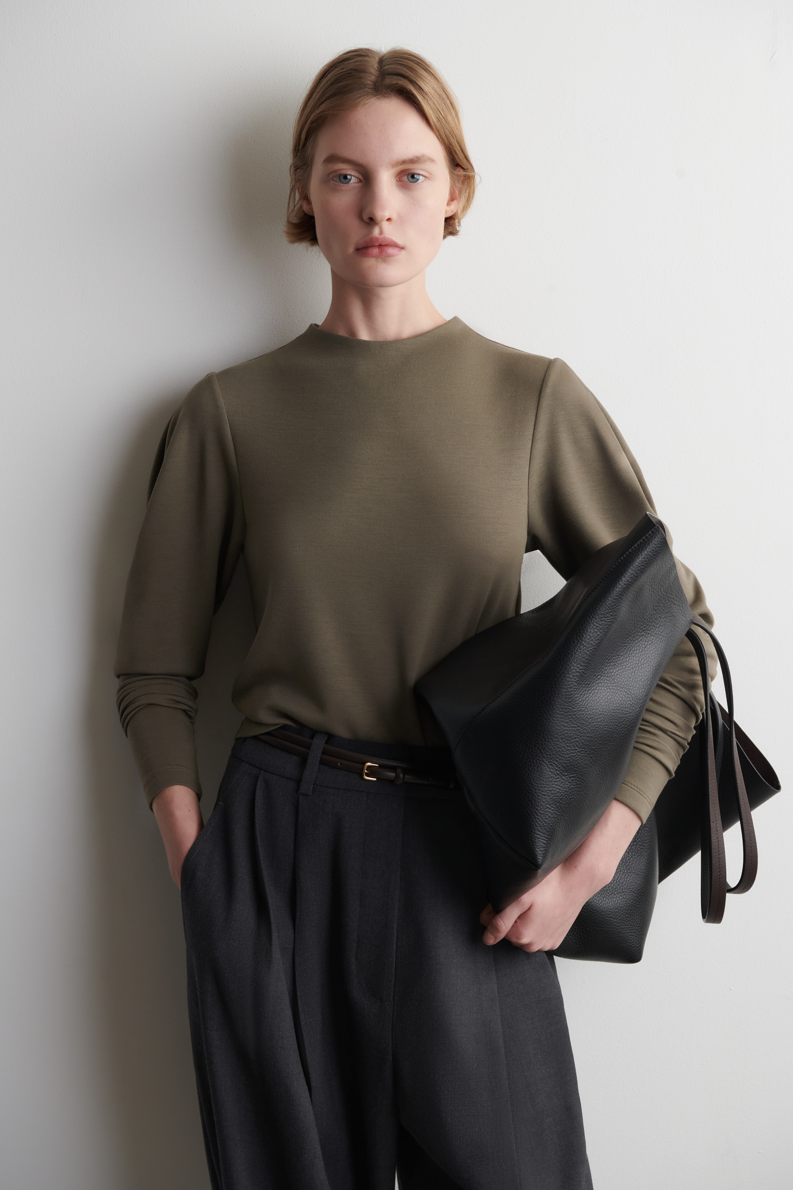 ROUNDED-SLEEVE TOP - MØRK KAKI/SORT