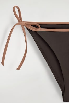 CONTRAST-TRIMMED TIE-SIDE BIKINI BRIEFS — BROWN / TERRACOTTA 4
