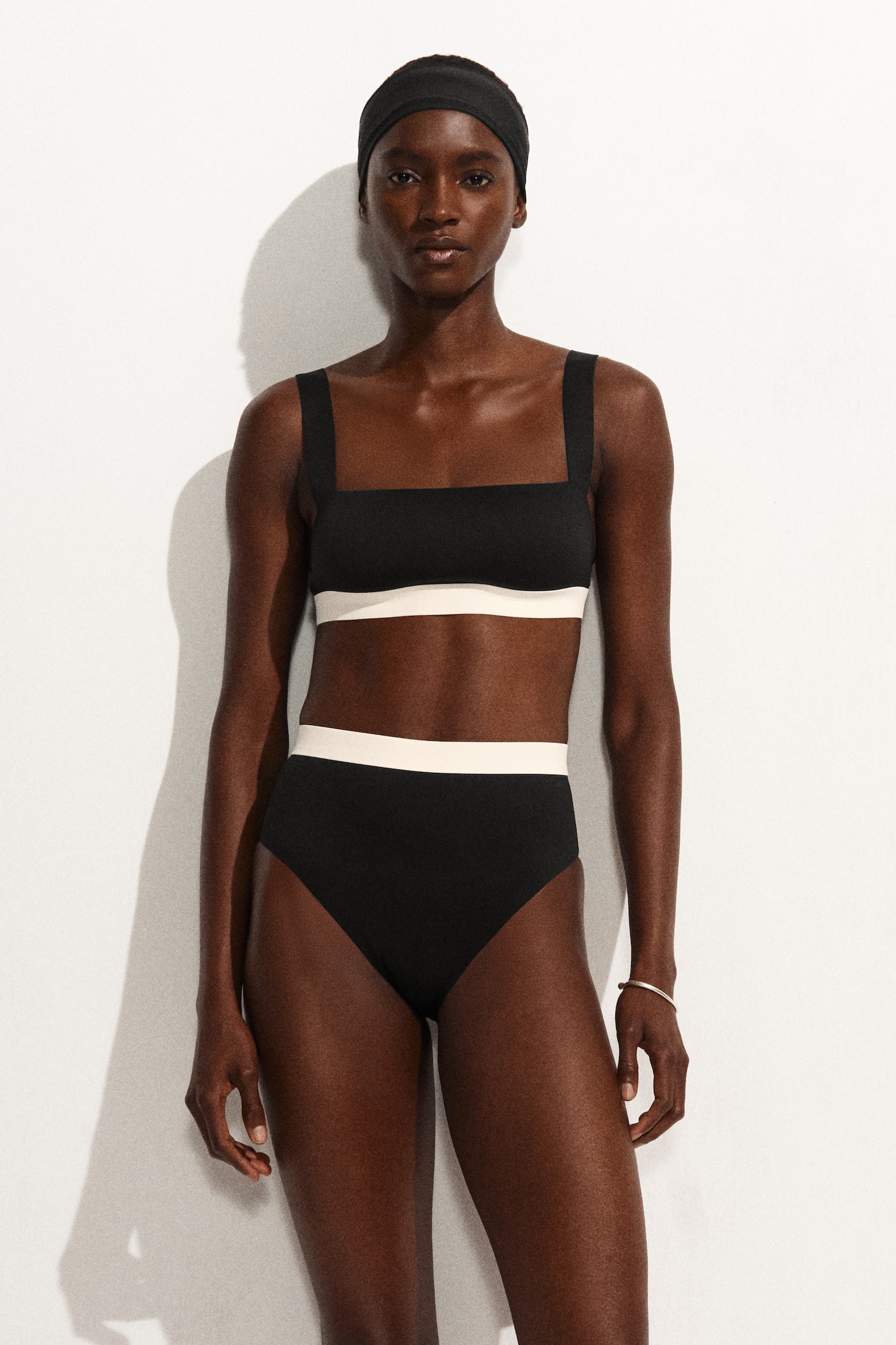 Bikinislip met hoge taille van scuba-stof met kleurvlakken - zwart / crème - 1