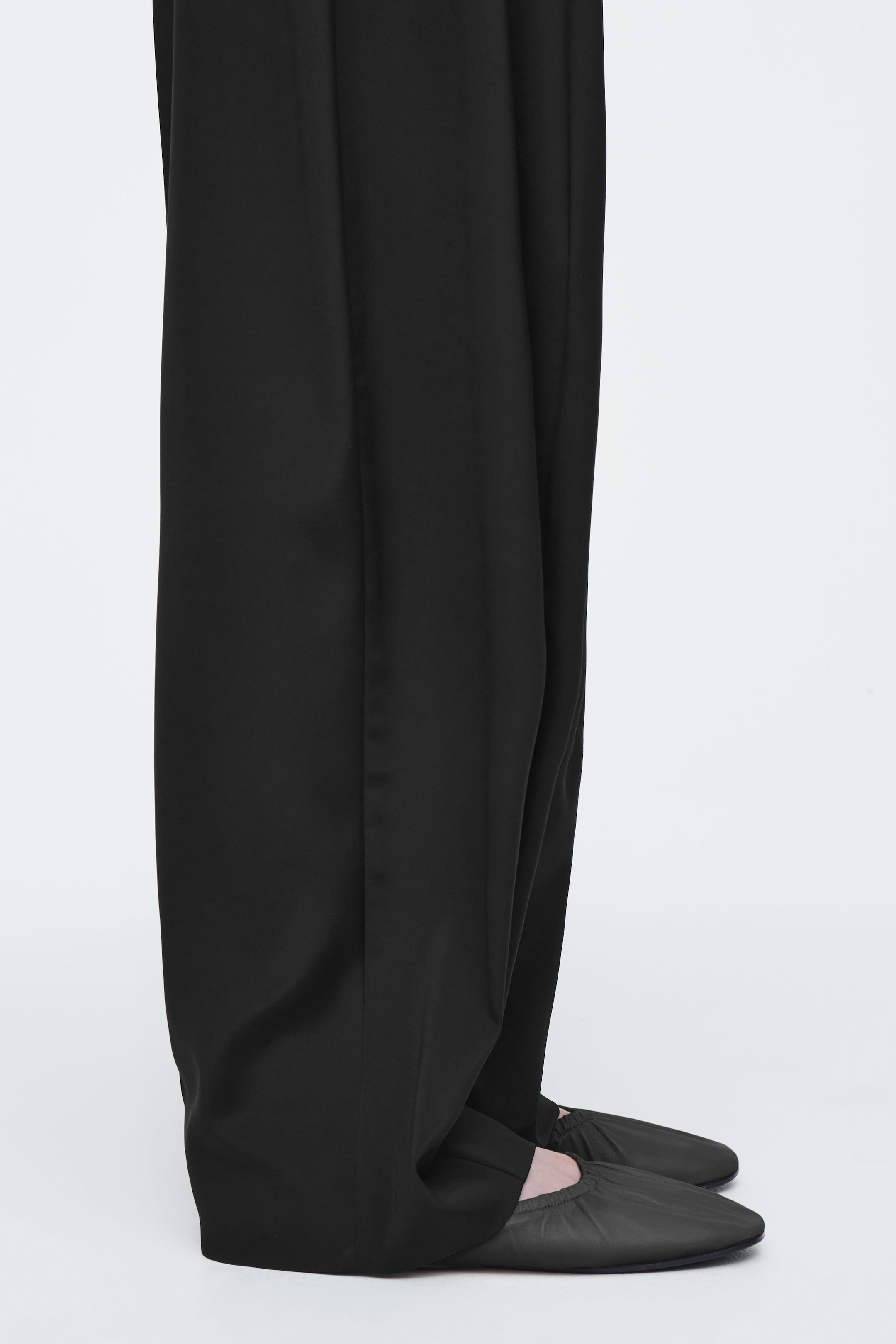 THE RUCHED LEATHER BALLET FLATS