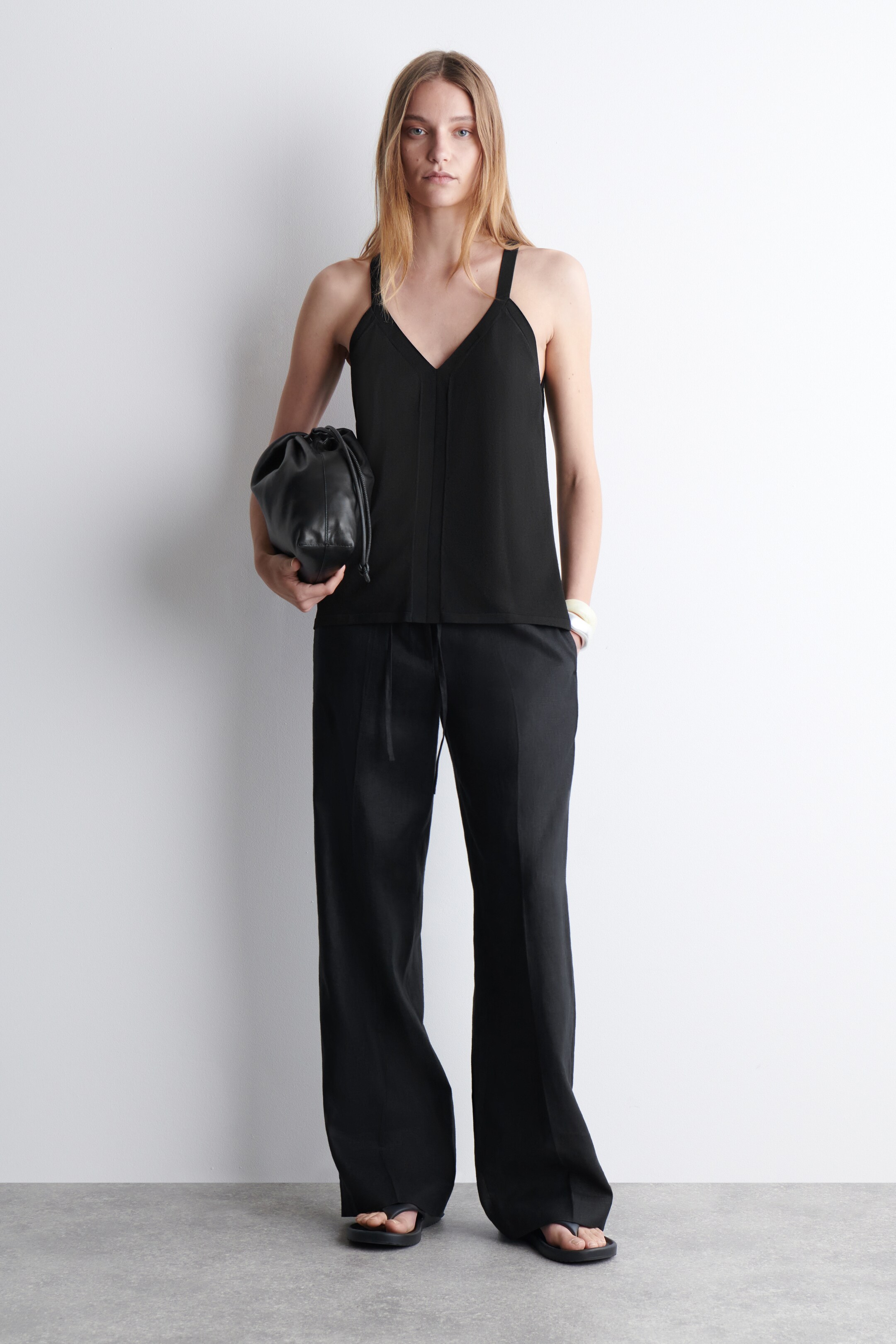 Nagyobb kép megtekintése: KÖTÖTT V-NYAKÚ TANK TOP - FEKETE - NŐI | H&M HU 4