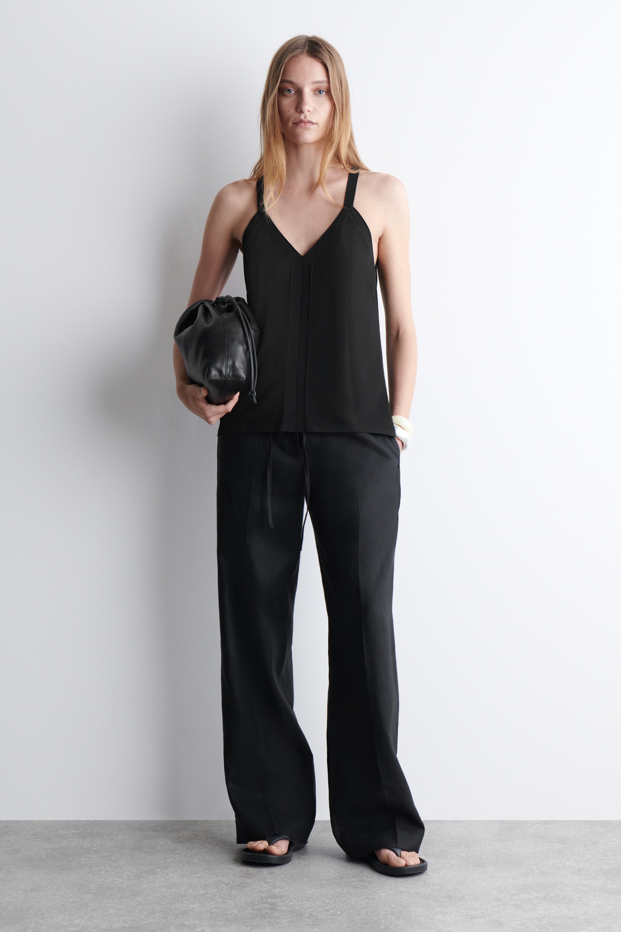 Agrandir l'image: DÉBARDEUR COL EN V EN MAILLE - NOIR - FEMME | H&M FR 4