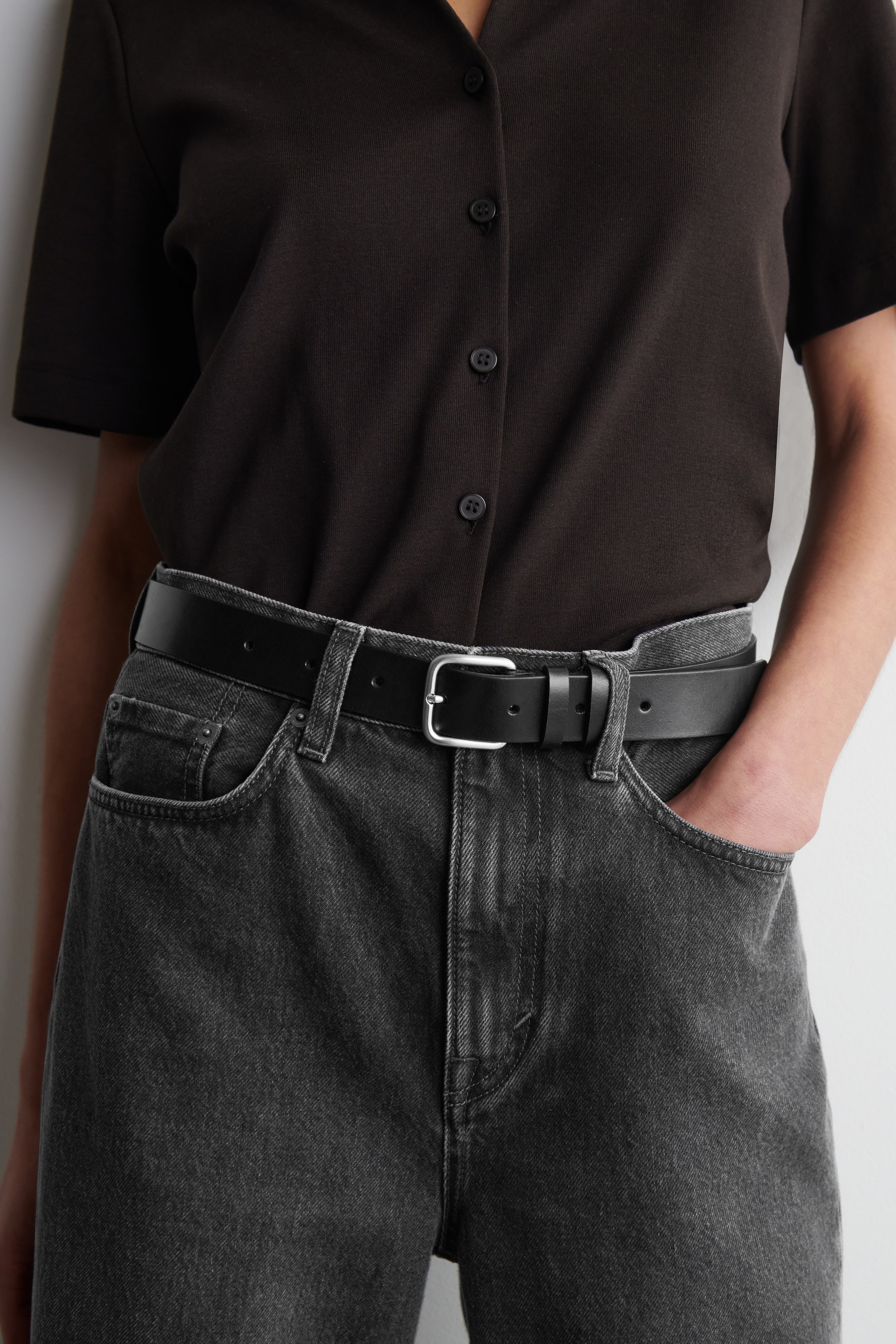 Grösseres Bild ansehen: COLUMN JEANS MIT GERADEM BEIN - SCHWARZE WASCHUNG - DAMEN | H&M CH 2