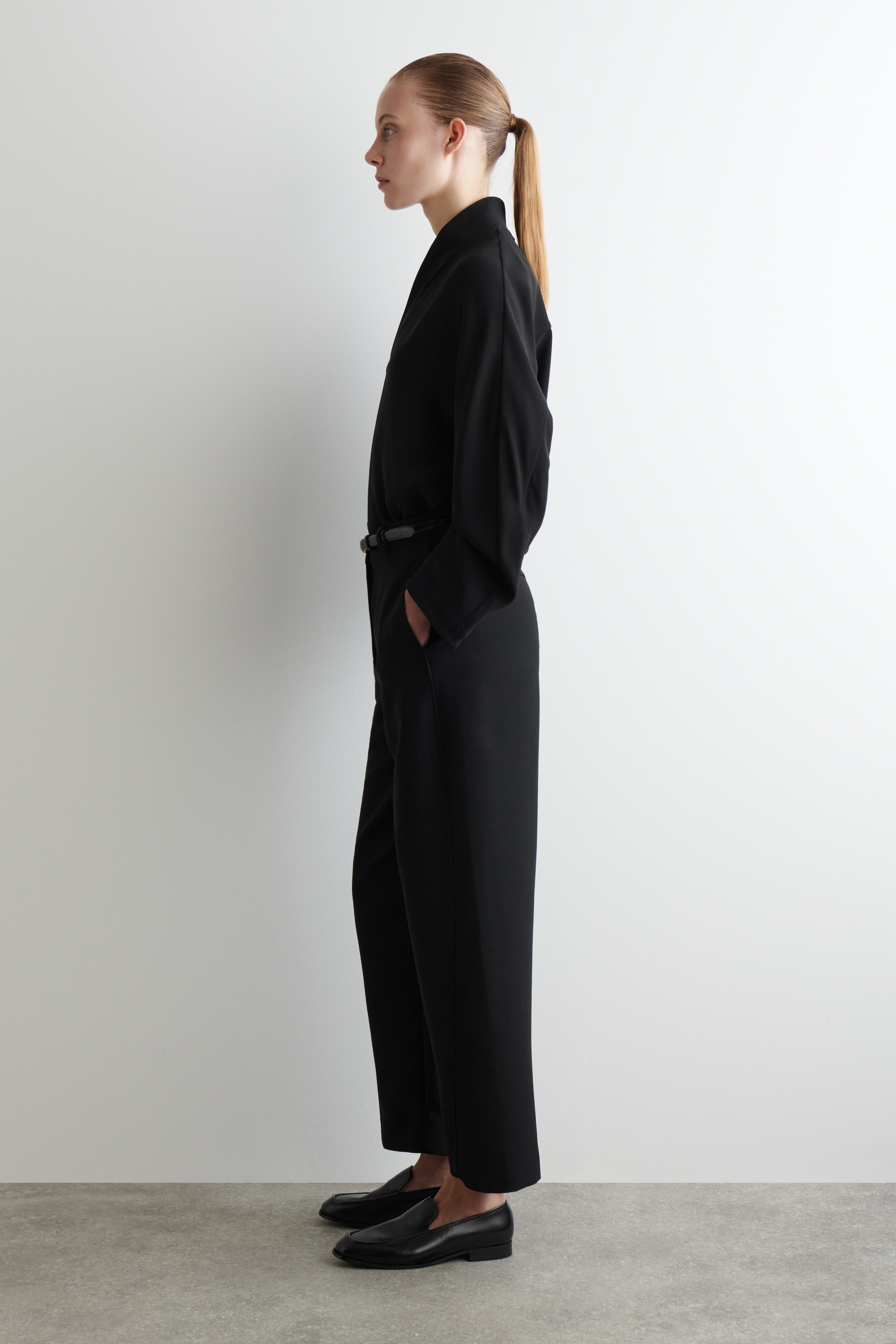 Grösseres Bild ansehen: VERKÜRZTE HOSE AUS WOLLE MIT BARREL-BEIN - SCHWARZ - DAMEN | H&M CH 3