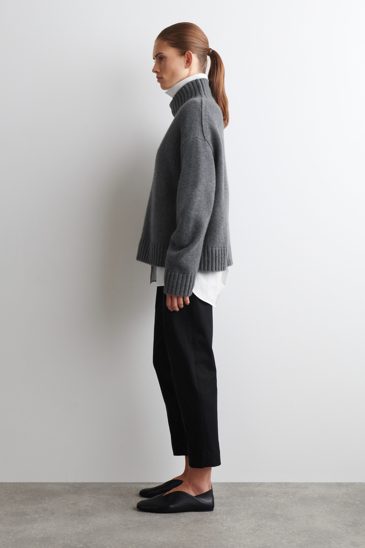 SLIM-LEG CROPPED TROUSERS — BLACK