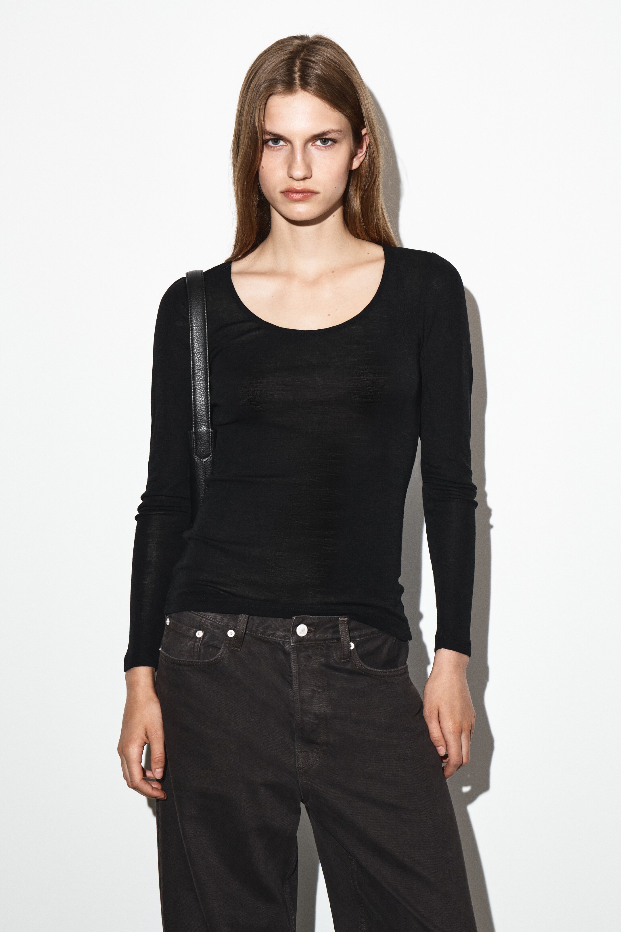 Visualizza immagine più grande: MAGLIA IN LANA MERINO CON SCOLLO ARROTONDATO - NERO - DONNA | H&M IT 1