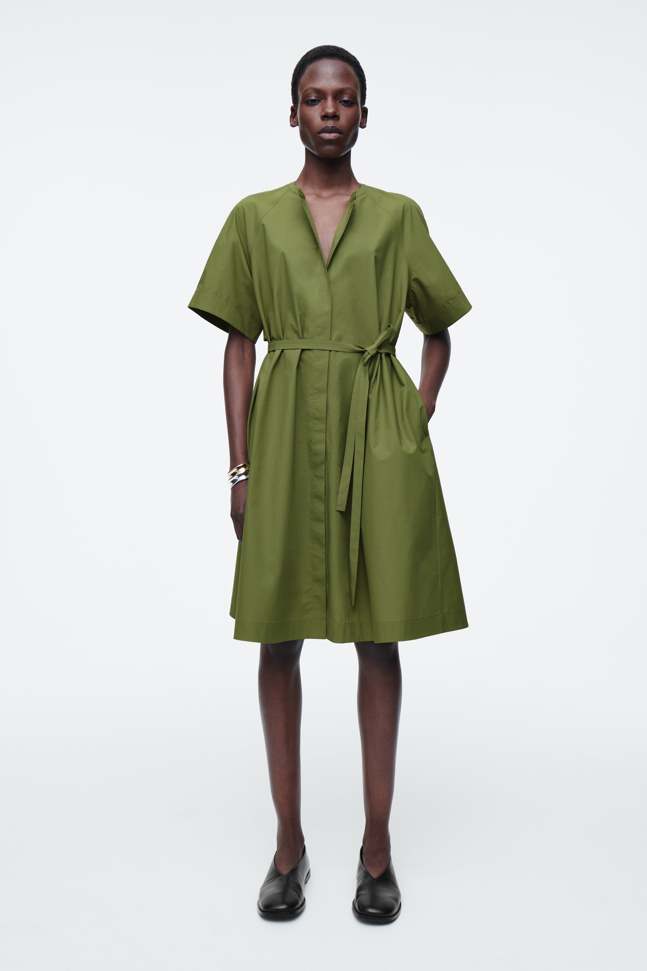 Visa större bild: MIDIKLÄNNING I BOMULL MED RAGLANÄRM - KHAKI - DAM | H&M SE 1