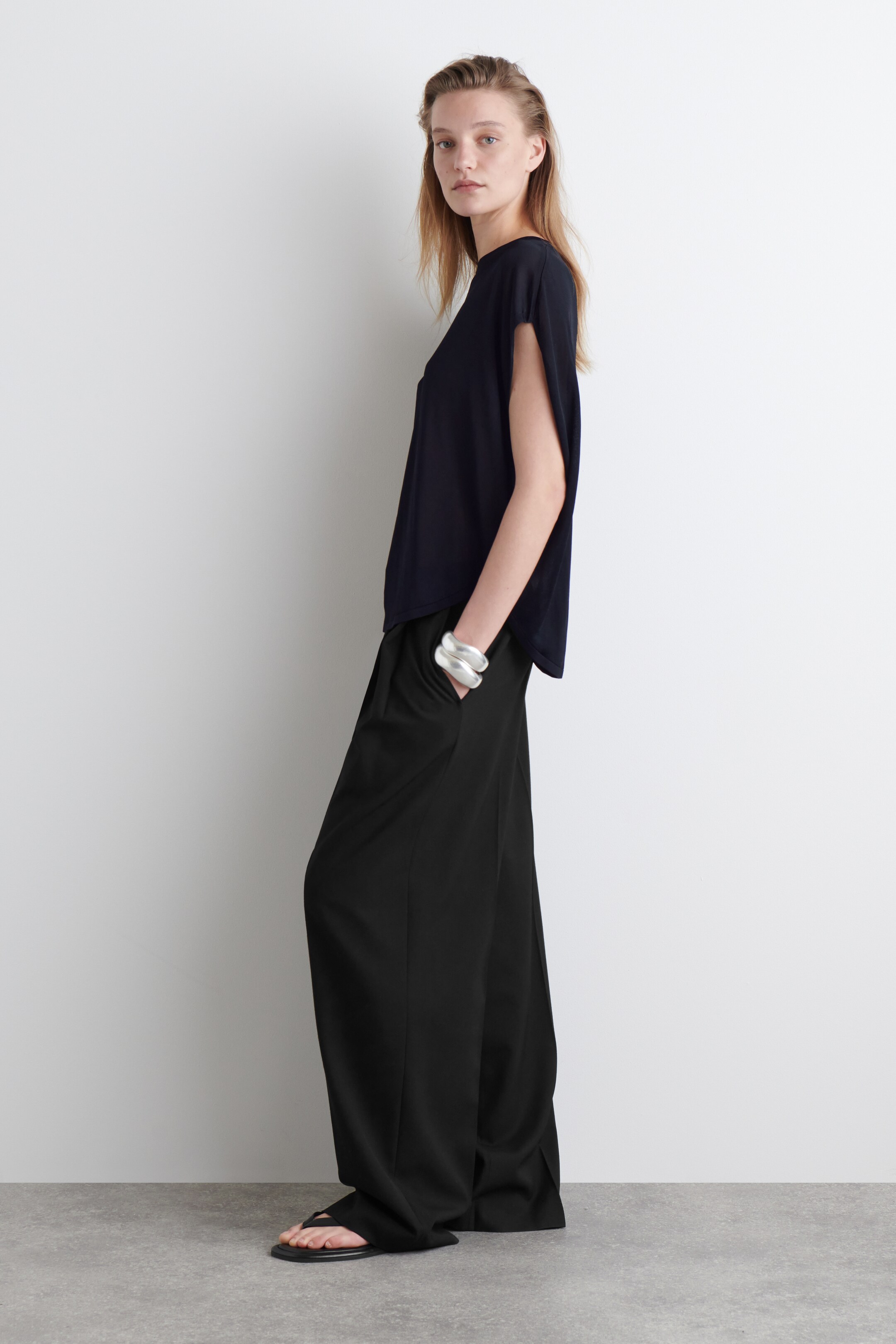 Agrandir l'image: T-SHIRT EN MAILLE OURLET CIRCULAIRE - BLEU MARINE - FEMME | H&M CH 3