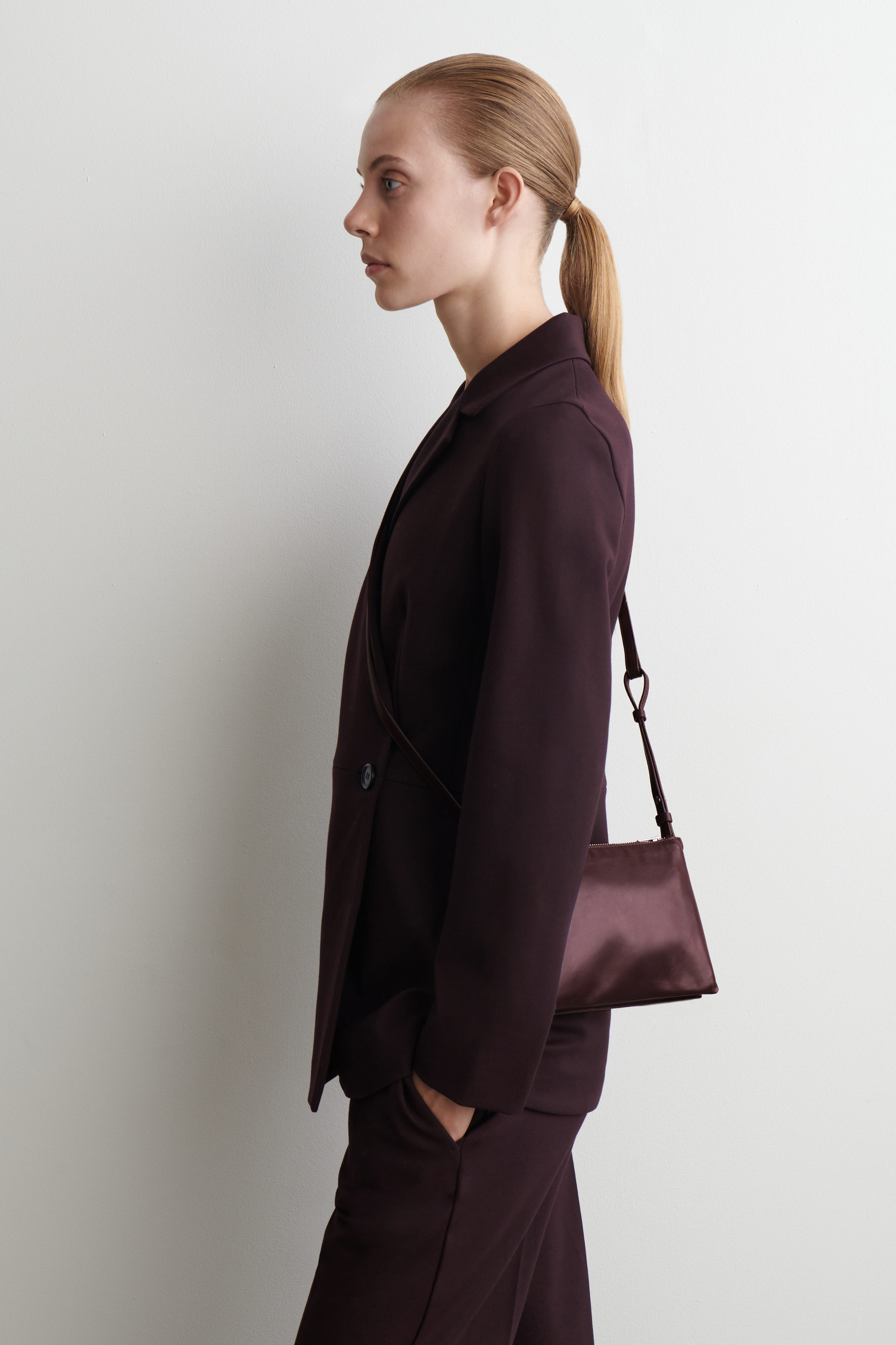 TROVE CROSSBODY BAG - LEATHER - BORDEAUX | COS US