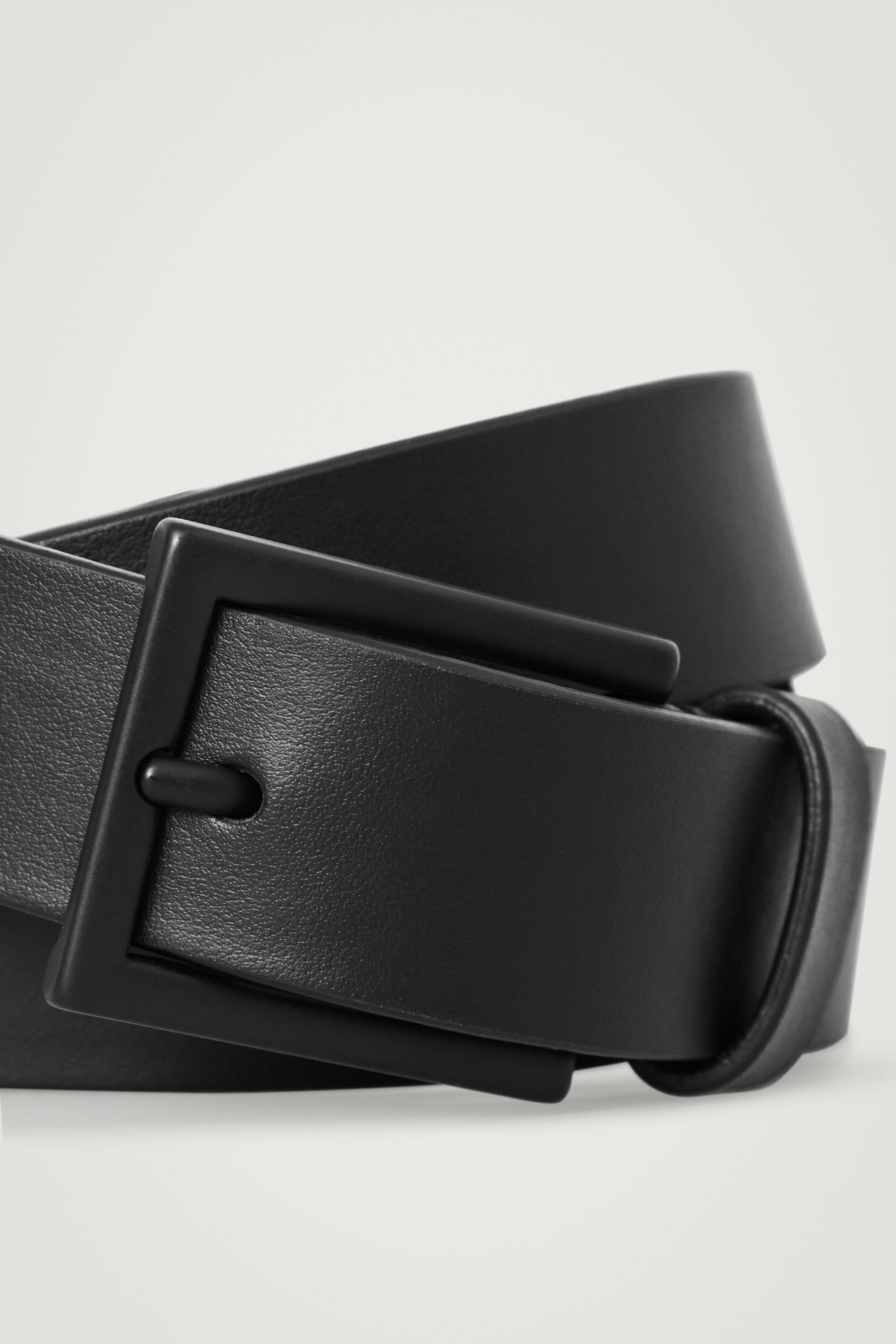 MATTE LEATHER BELT - BLACK | COS
