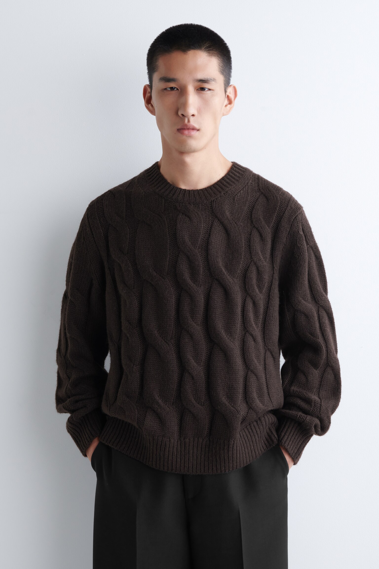 CABLE-KNIT WOOL CREW-NECK JUMPER - TMAVOHNEDÁ - 2
