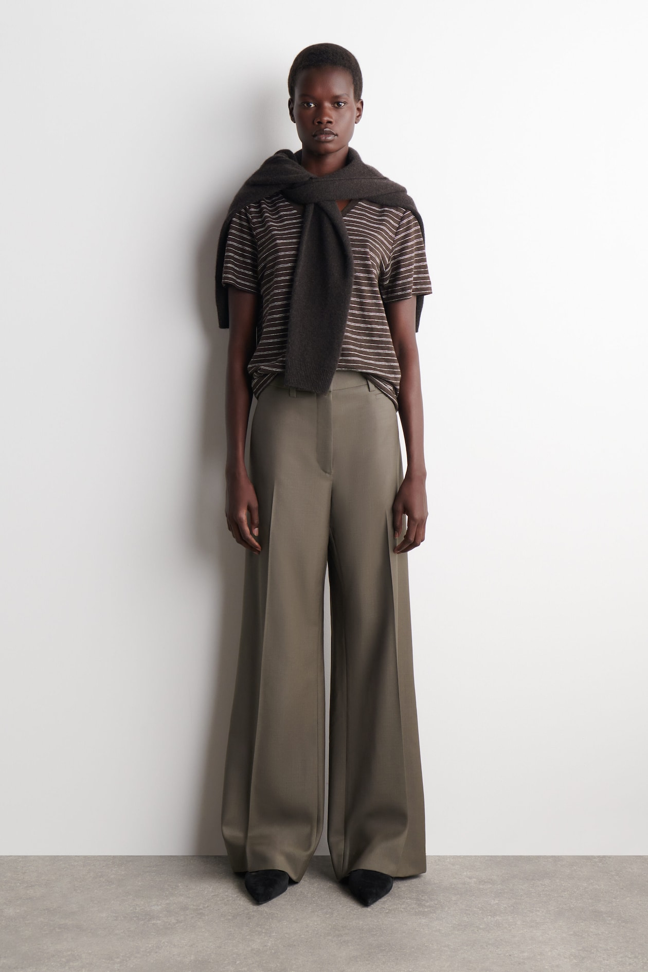 V-NECK LINEN T-SHIRT — BROWN / WHITE / STRIPED
