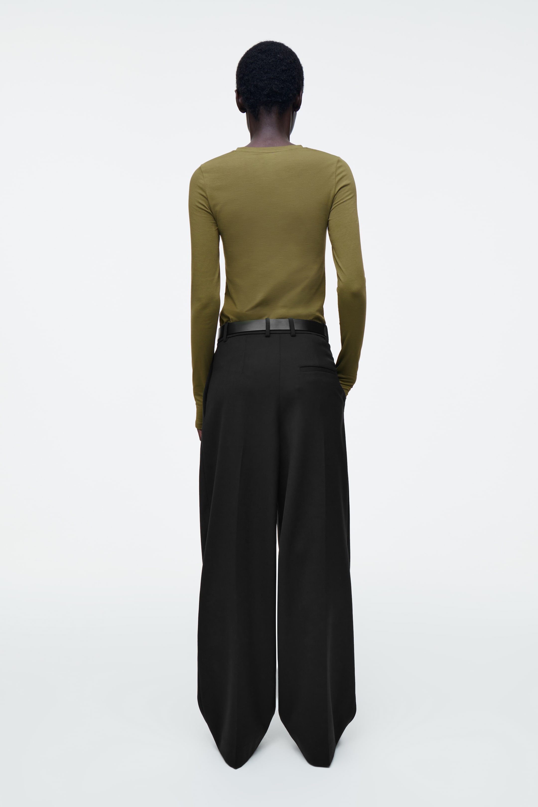 Ver imagen más grande: CAMISETA DE MANGA LARGA LIGERA SLIM FIT - VERDE ACEITUNA - MUJER | H&M ES 5