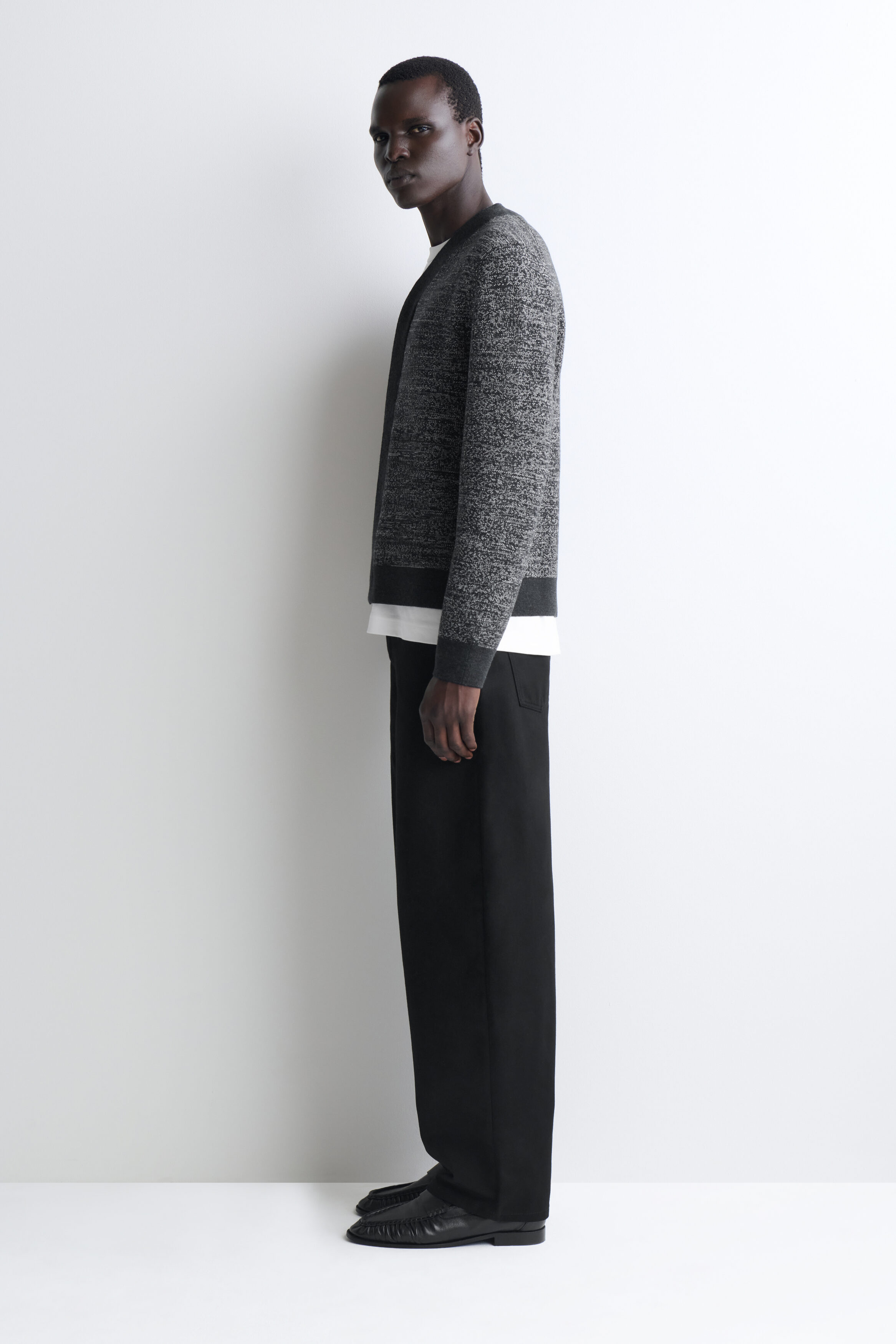 CONTRAST-DETAIL WOOL V-NECK CARDIGAN - thumbnail 3