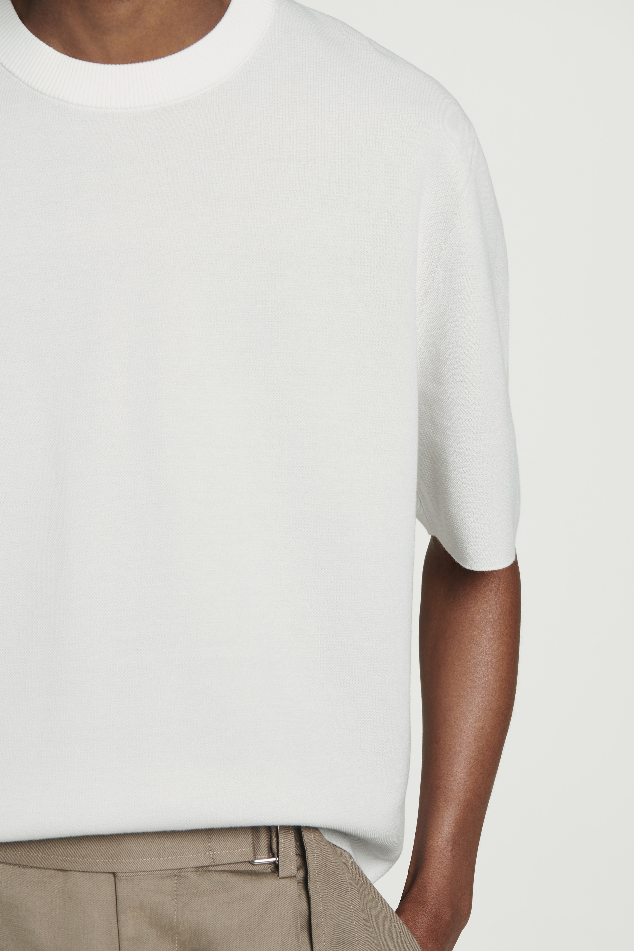 Grotere afbeelding bekijken: RELAXTE DUBBELZIJDIGE GEBREIDE T-SHIRT - WIT - HEREN | H&M BE 2