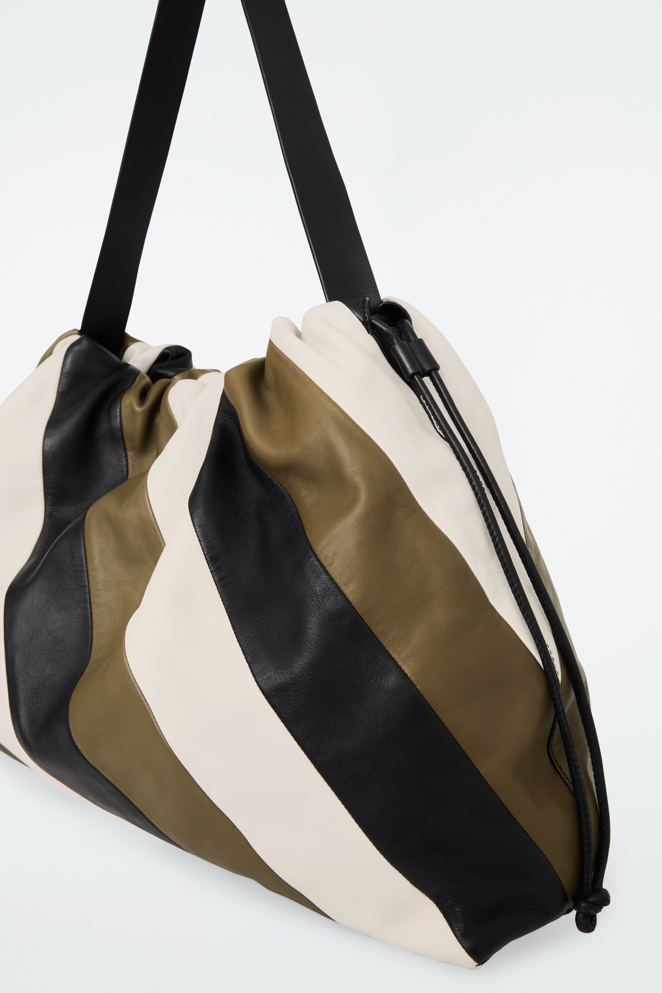 Ingrandisci l'immagine: CAVATELLI STRIPED OVERSIZED CLUTCH BAG - LEATHER - BLACK / STRIPED - DONNA | H&M CH 3