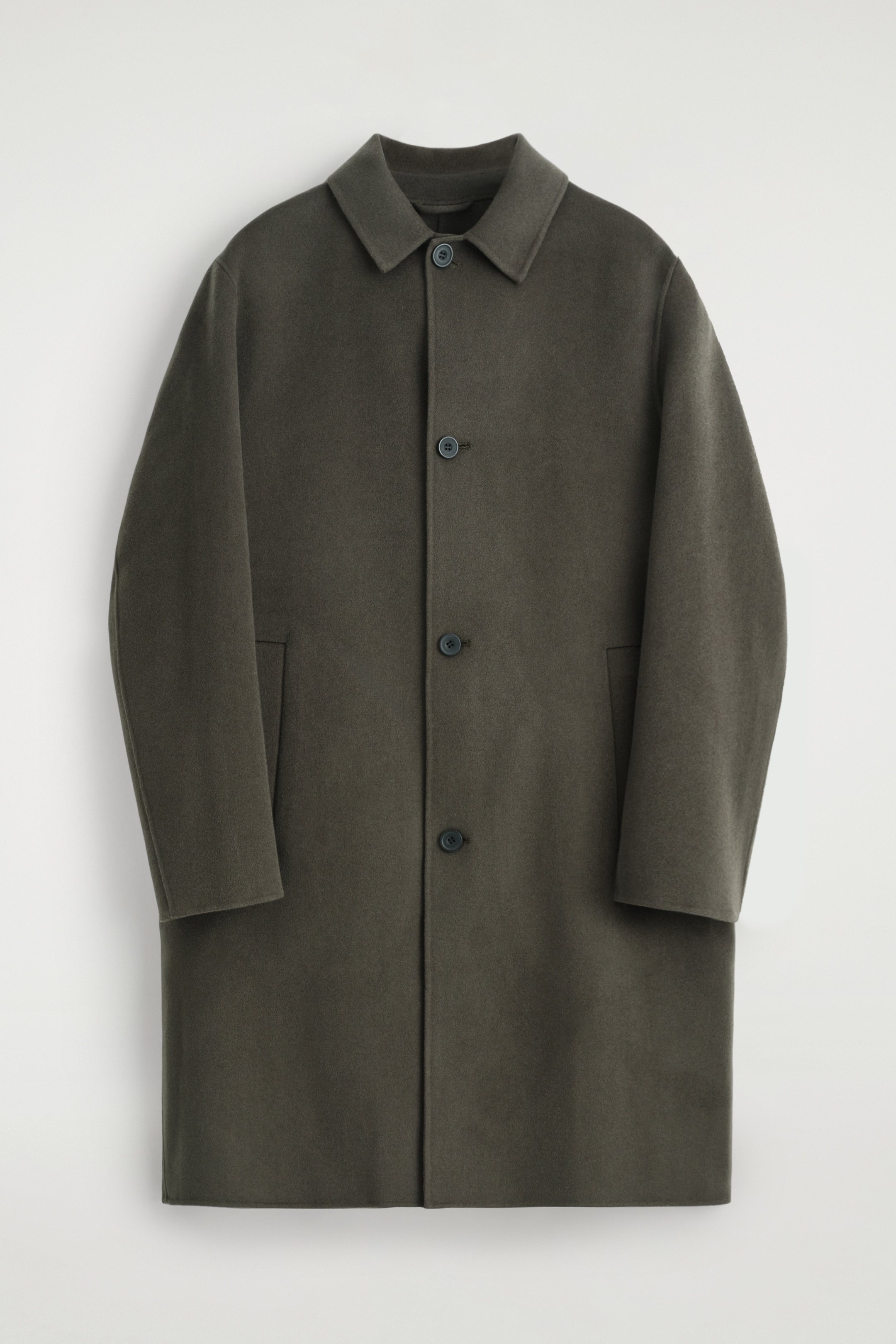 Ingrandisci l'immagine: Un cappotto da auto in una tonalità espresso viene presentato dal FRONTE. Presenta un colletto a punta, una chiusura con tre bottoni visibili e due tasche a filetto verticali. Il cappotto mostra una vestibilità rilassata e una texture sostanziale.