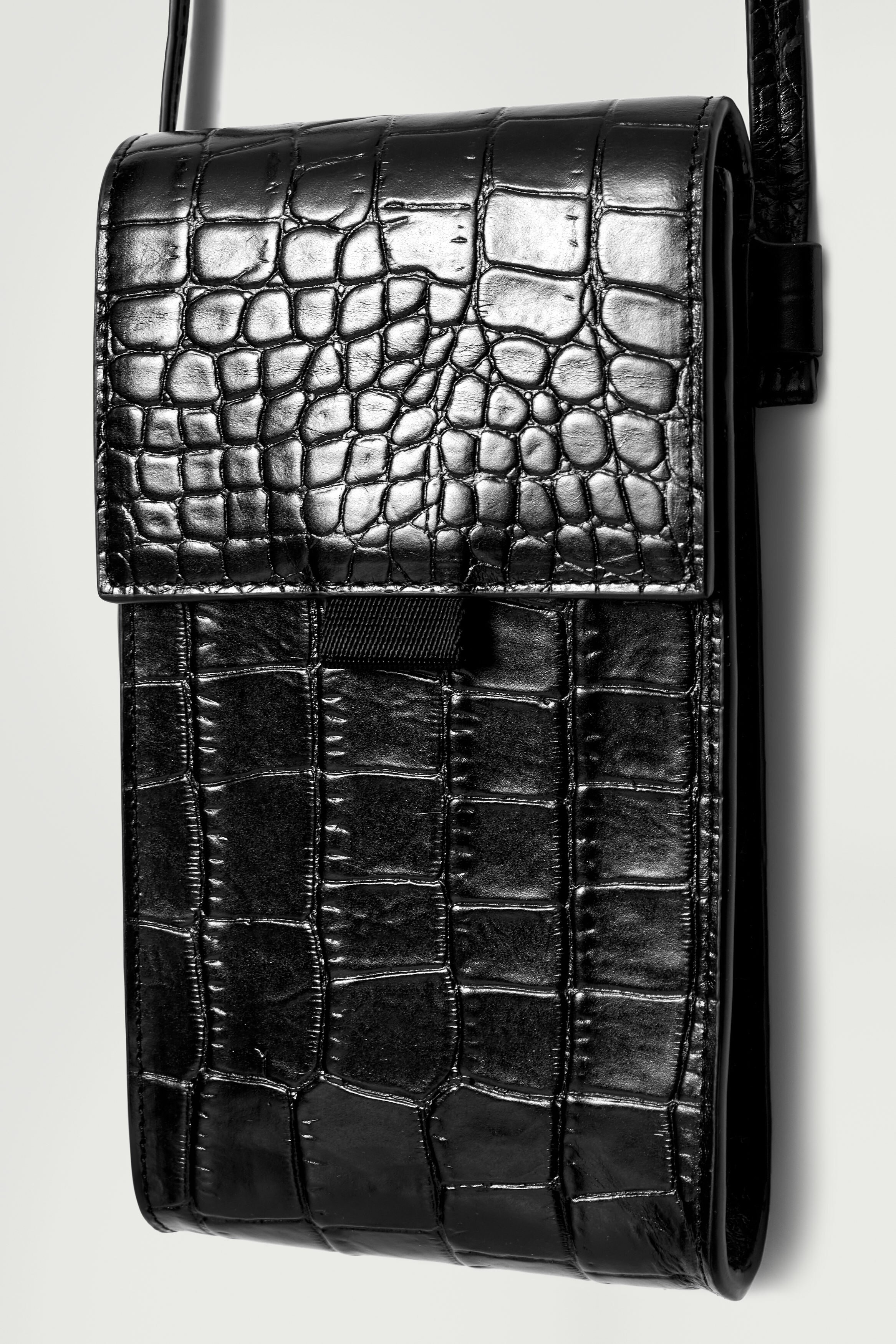 CROC-EFFECT LEATHER CROSSBODY PHONE POUCH - BLACK | COS
