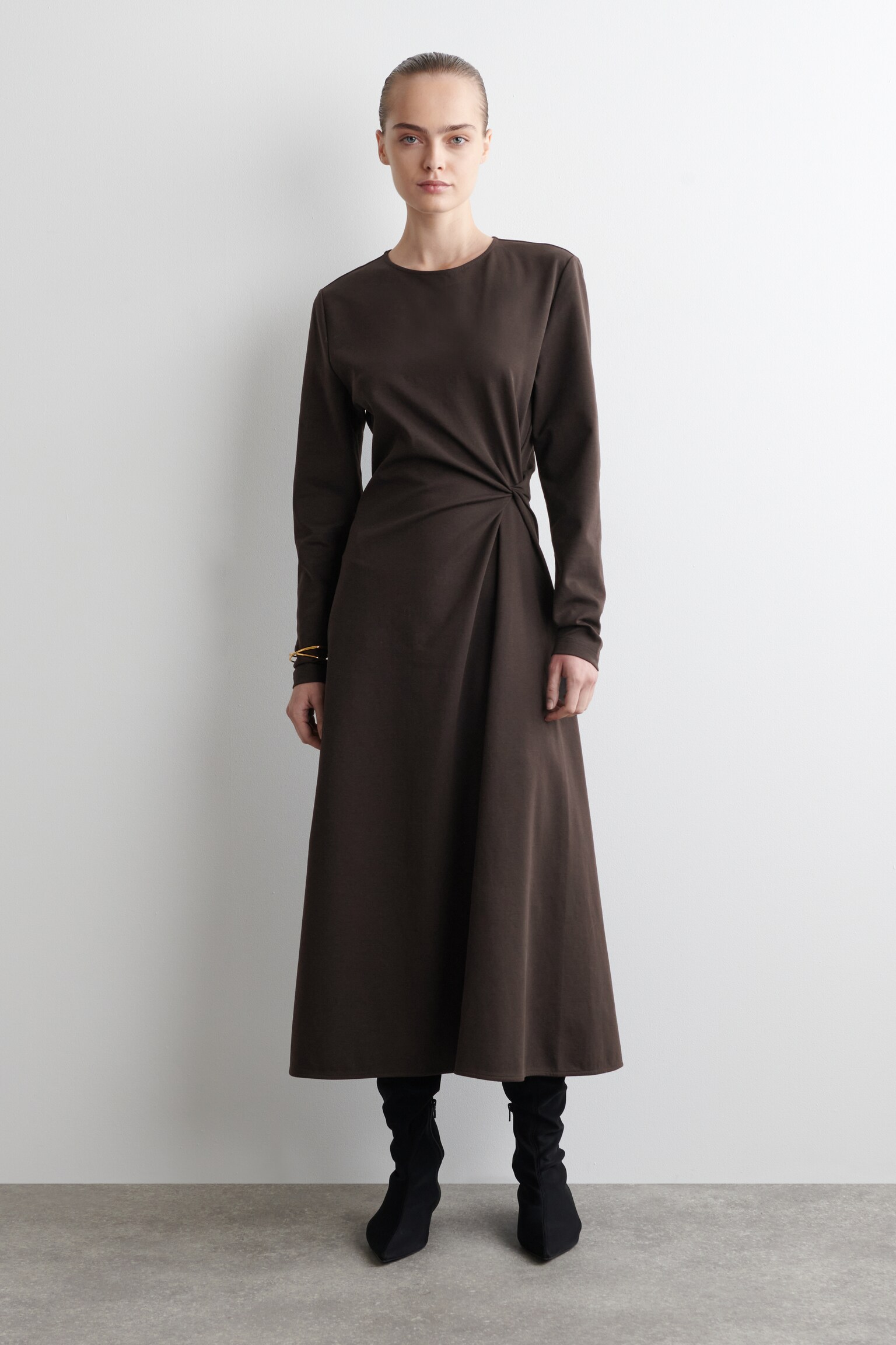 VESTIDO DE MANGA LARGA CON DETALLE DE NUDO - MARRÓN OSCURO - 4