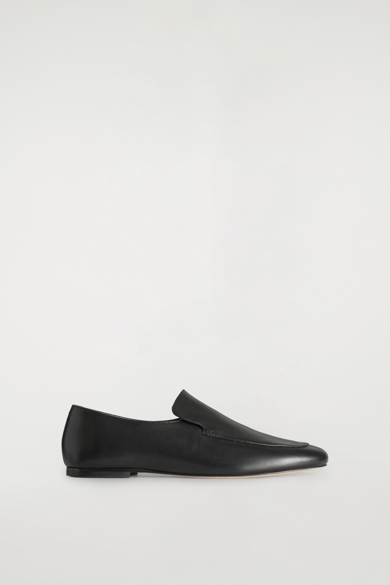 LEATHER LOAFERS — BLACK